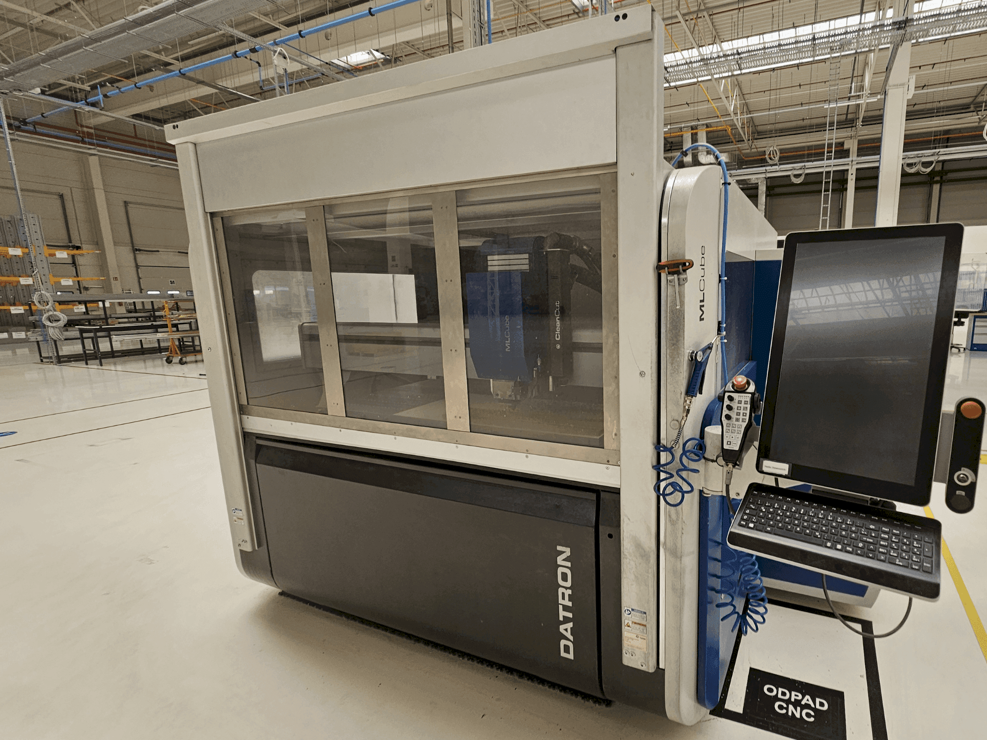 Vooraanzicht van Datron MLCube B LS machine