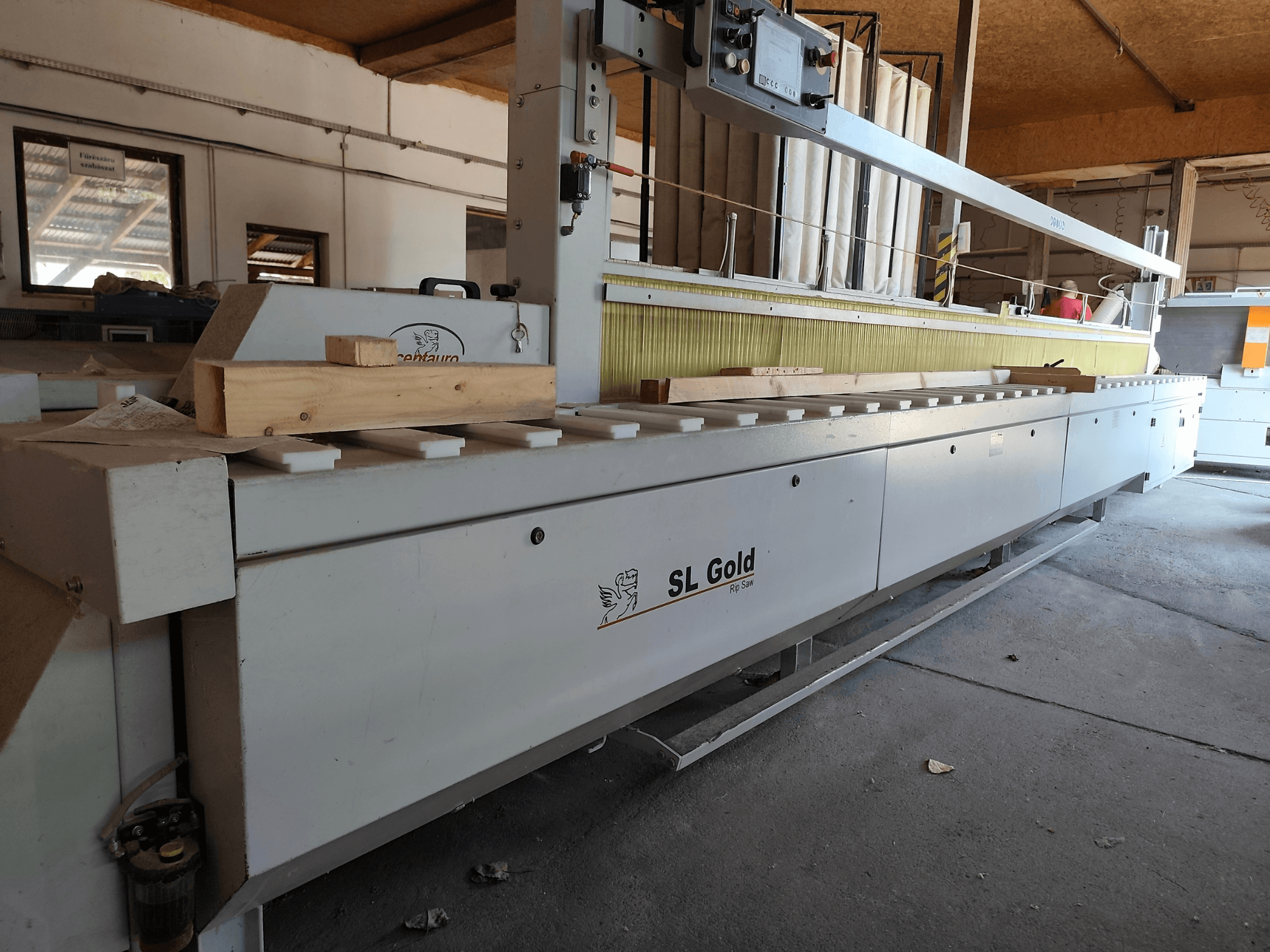Cirkelzaag CENTAURO SL Gold 6000, vooraanzicht, met een stuk hout op het werkblad en zichtbare bedieningselementen.