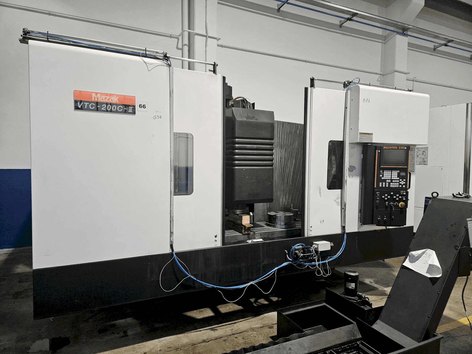 Vooraanzicht van Mazak VTC 200 C II machine