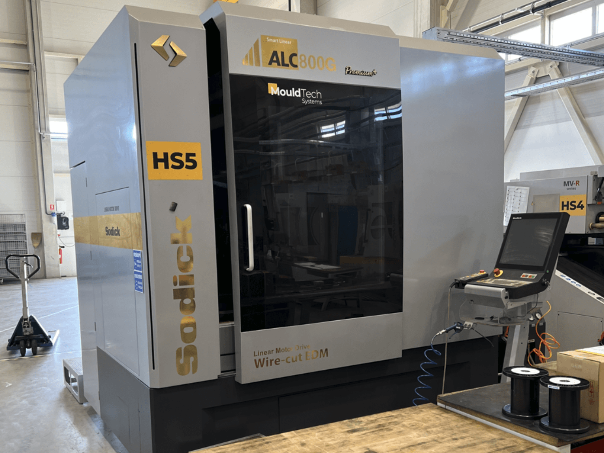 Sodick ALC800G Premium draadvonkmachine, vooraanzicht, met het bedieningspaneel en de ingewikkelde ontwerpdetails.