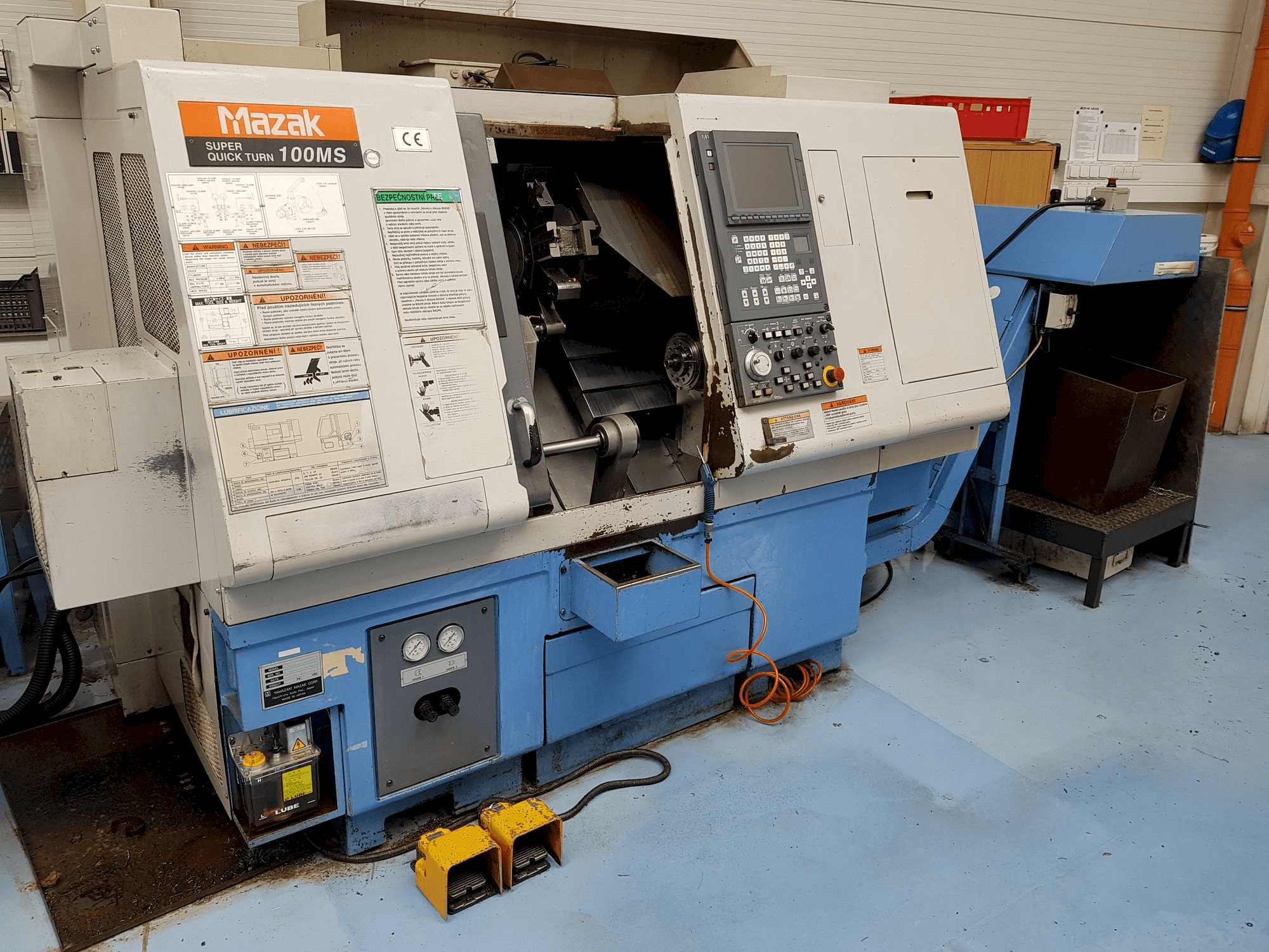 Vooraanzicht van Mazak STN-100MS machine