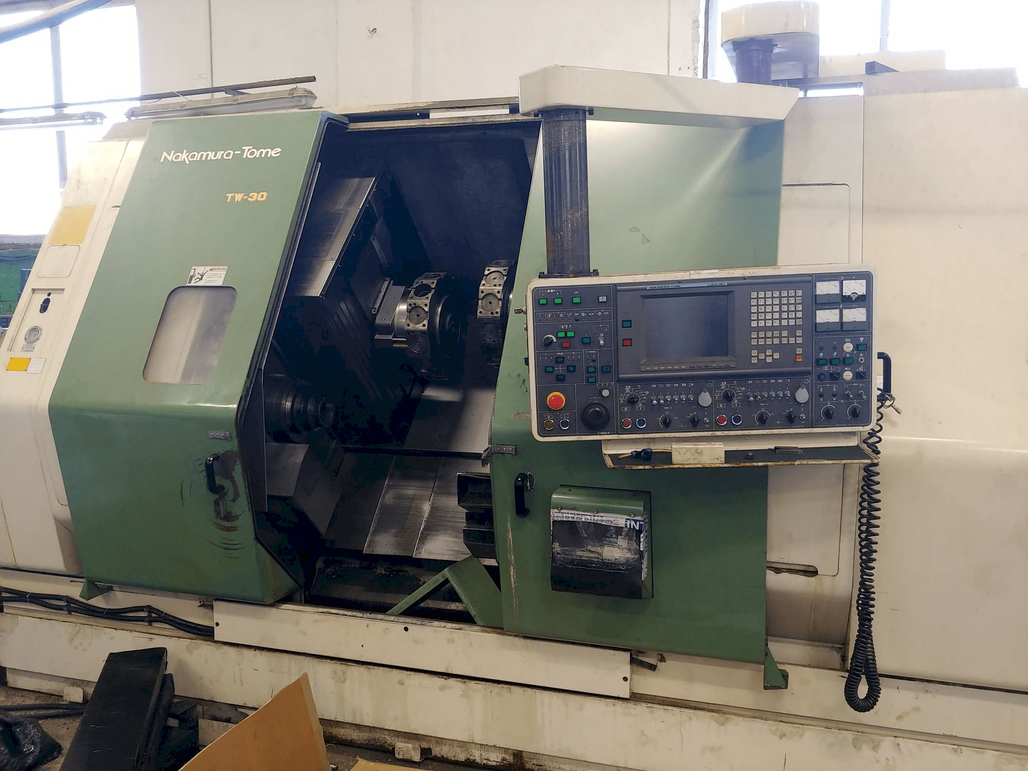 Vooraanzicht van NAKAMURA-TOME TW-30 machine