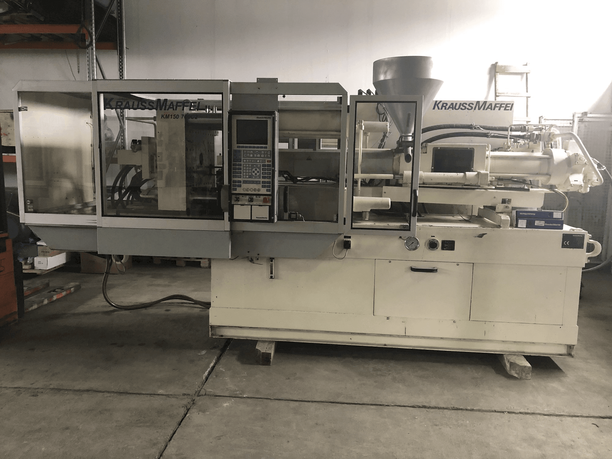 Vooraanzicht van Krauss Maffei 150-700 C2 machine