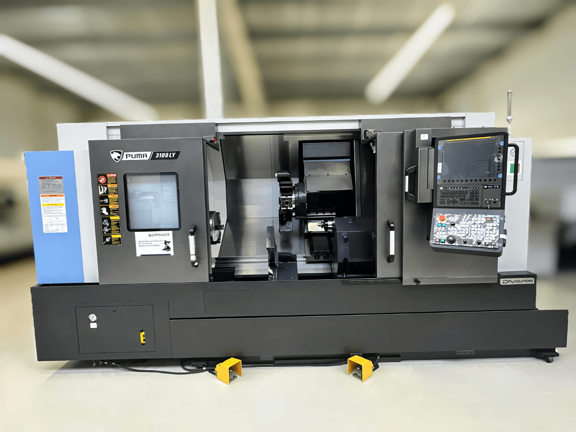 Vooraanzicht van DN SOLUTIONS Puma 3100 LY draai-freescentrum met het bedieningspaneel, de spindel en de bedieningsfuncties.