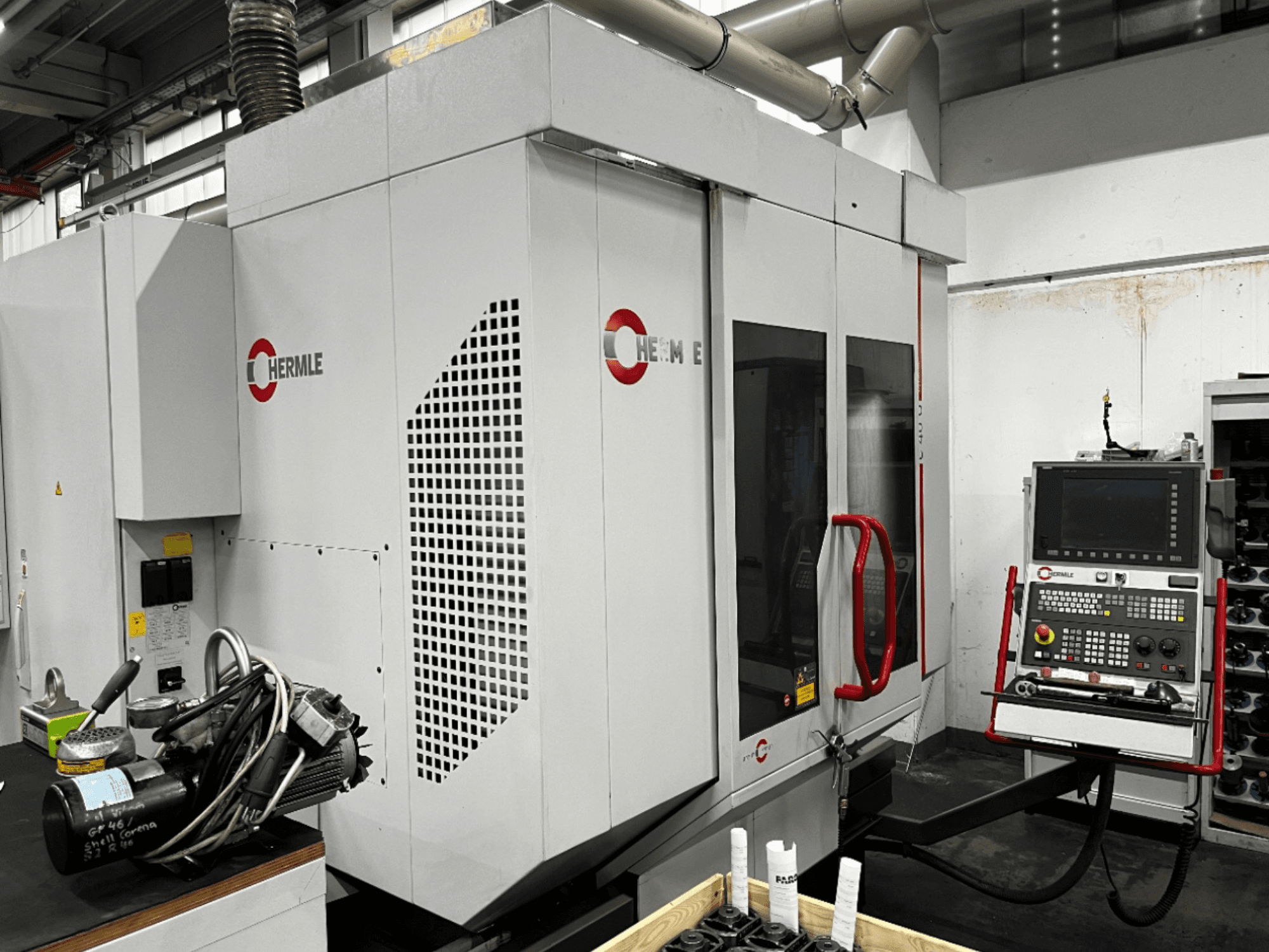 HERMLE C40U universeel bewerkingscentrum in een werkplaats, vooraanzicht, met bedieningspaneel en gedetailleerd machineontwerp.