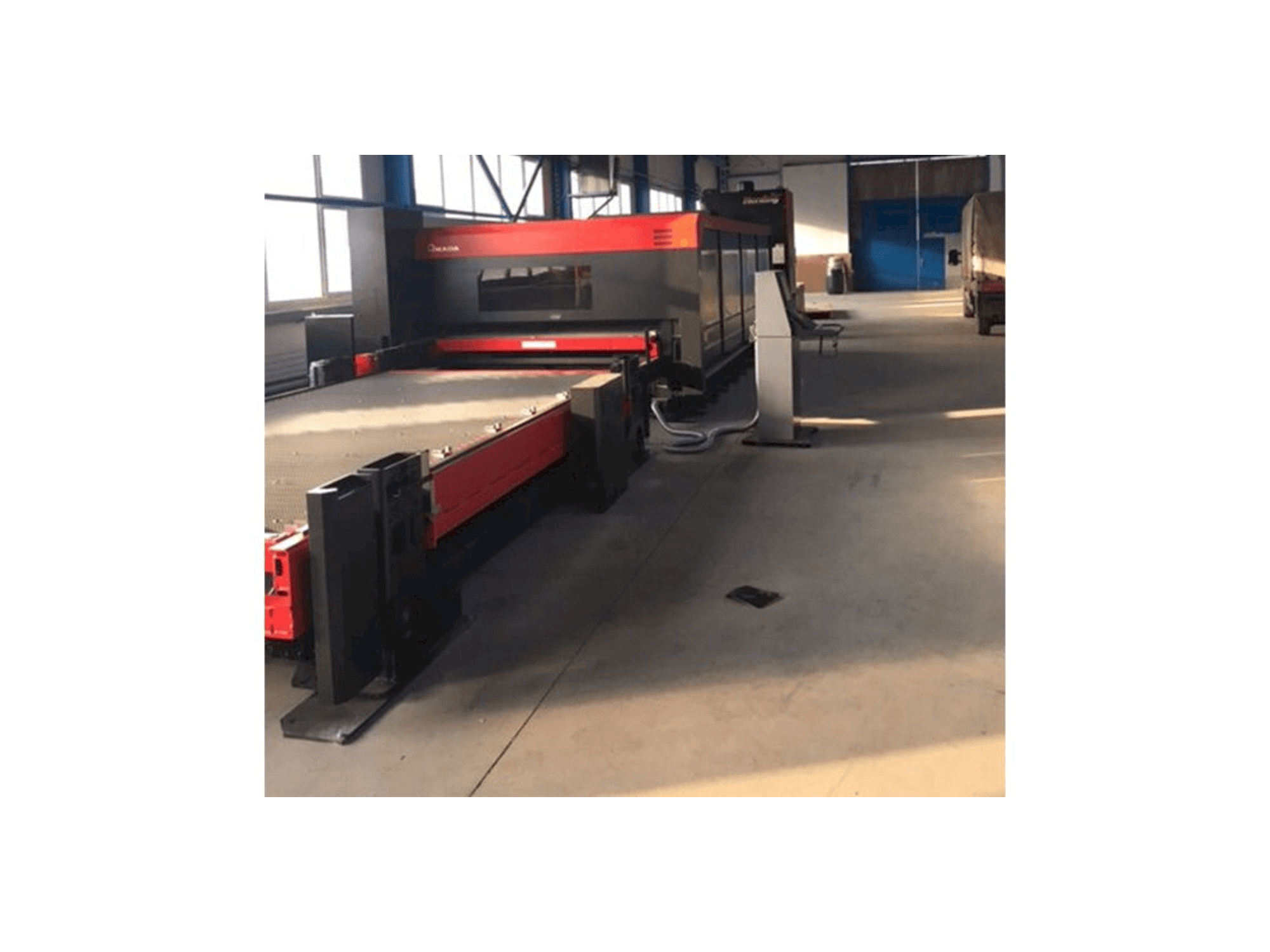 Vooraanzicht van AMADA FO-4222 M2 NT machine