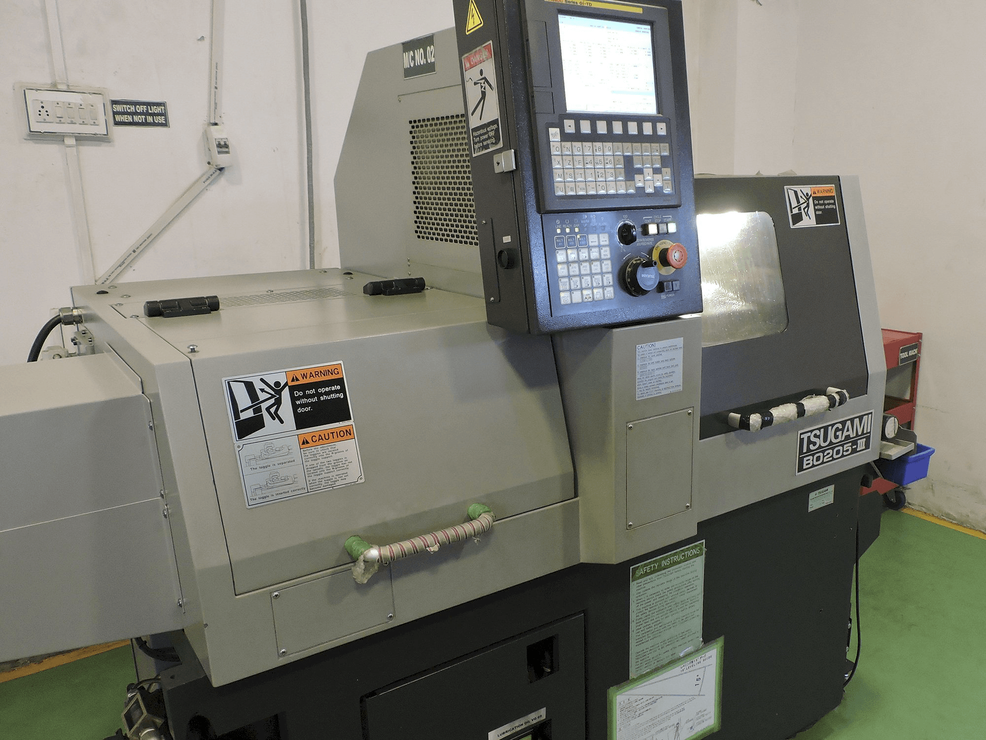 Links zicht van TSUGAMI B0205-III machine