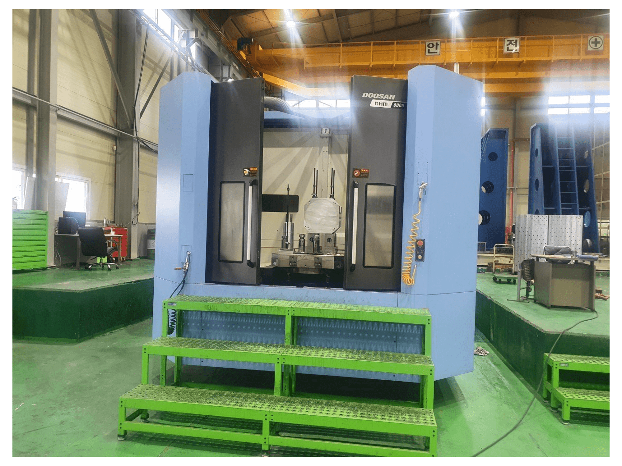 Vooraanzicht van Doosan NHM8000 machine