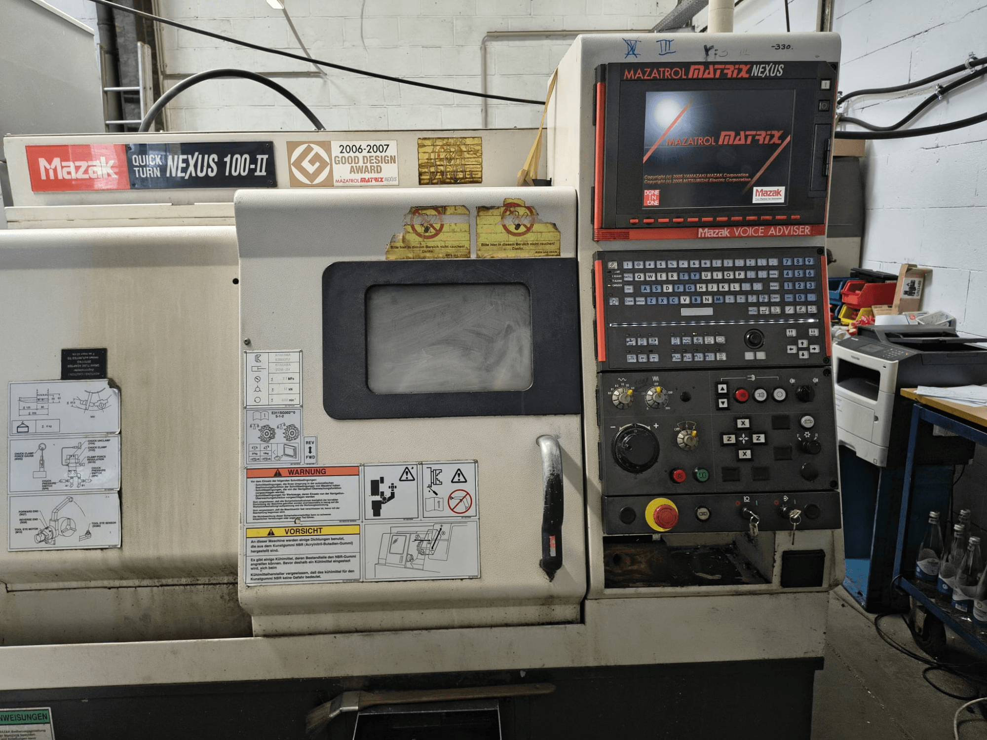 Vooraanzicht van de Mazak Quick Turn Nexus 100-II horizontale draaimachine, met bedieningspaneel en display met technische gegevens.