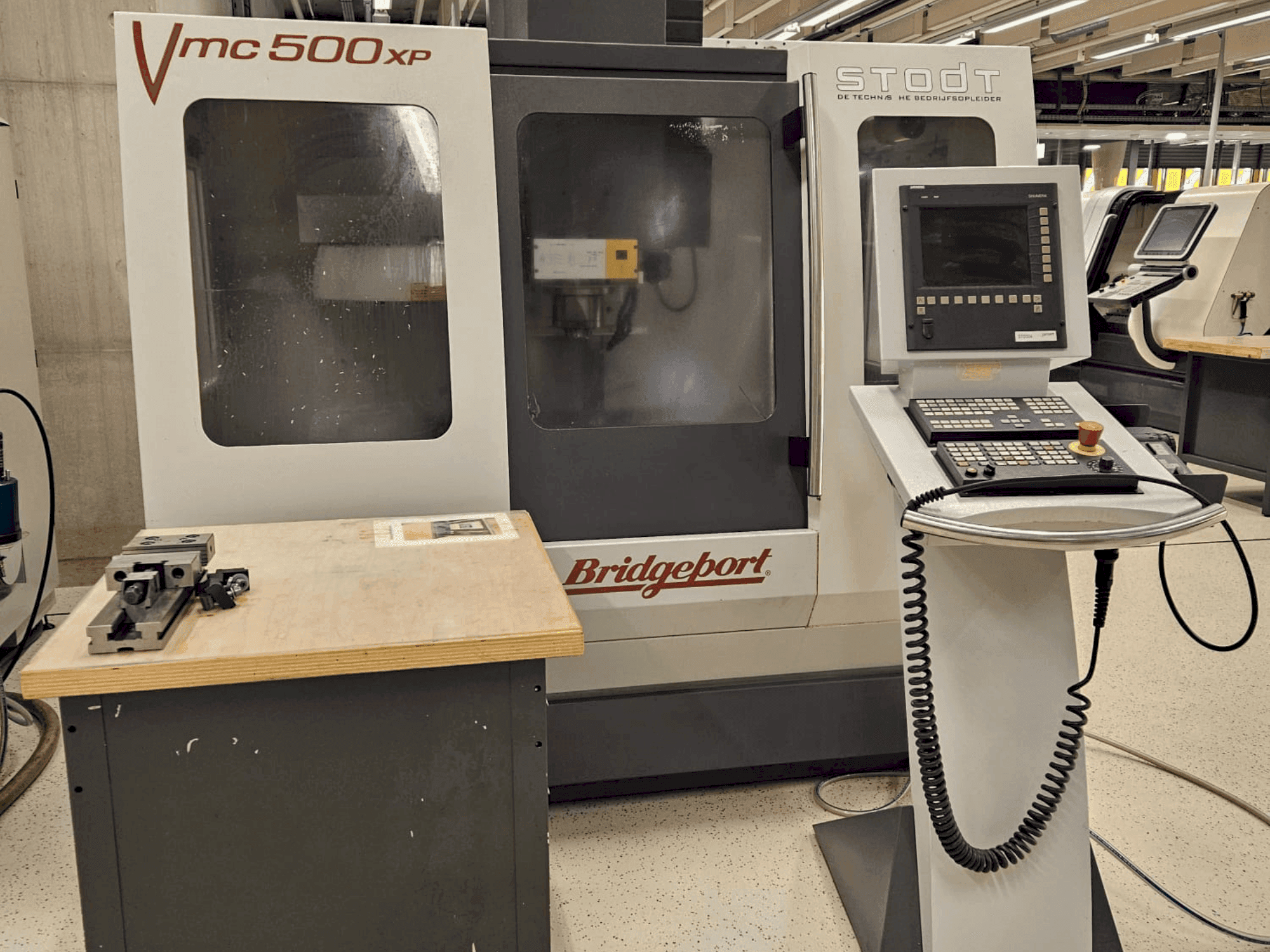 Vooraanzicht van Bridgeport VMC 500XP machine