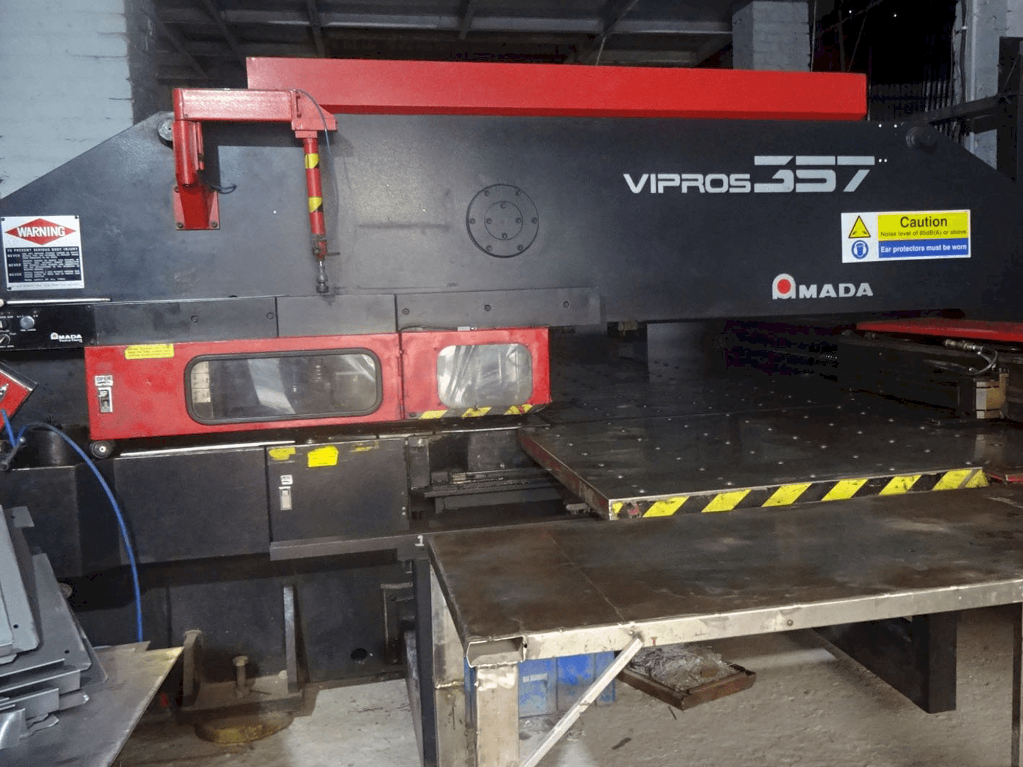 Vooraanzicht van AMADA Vipros 357 machine