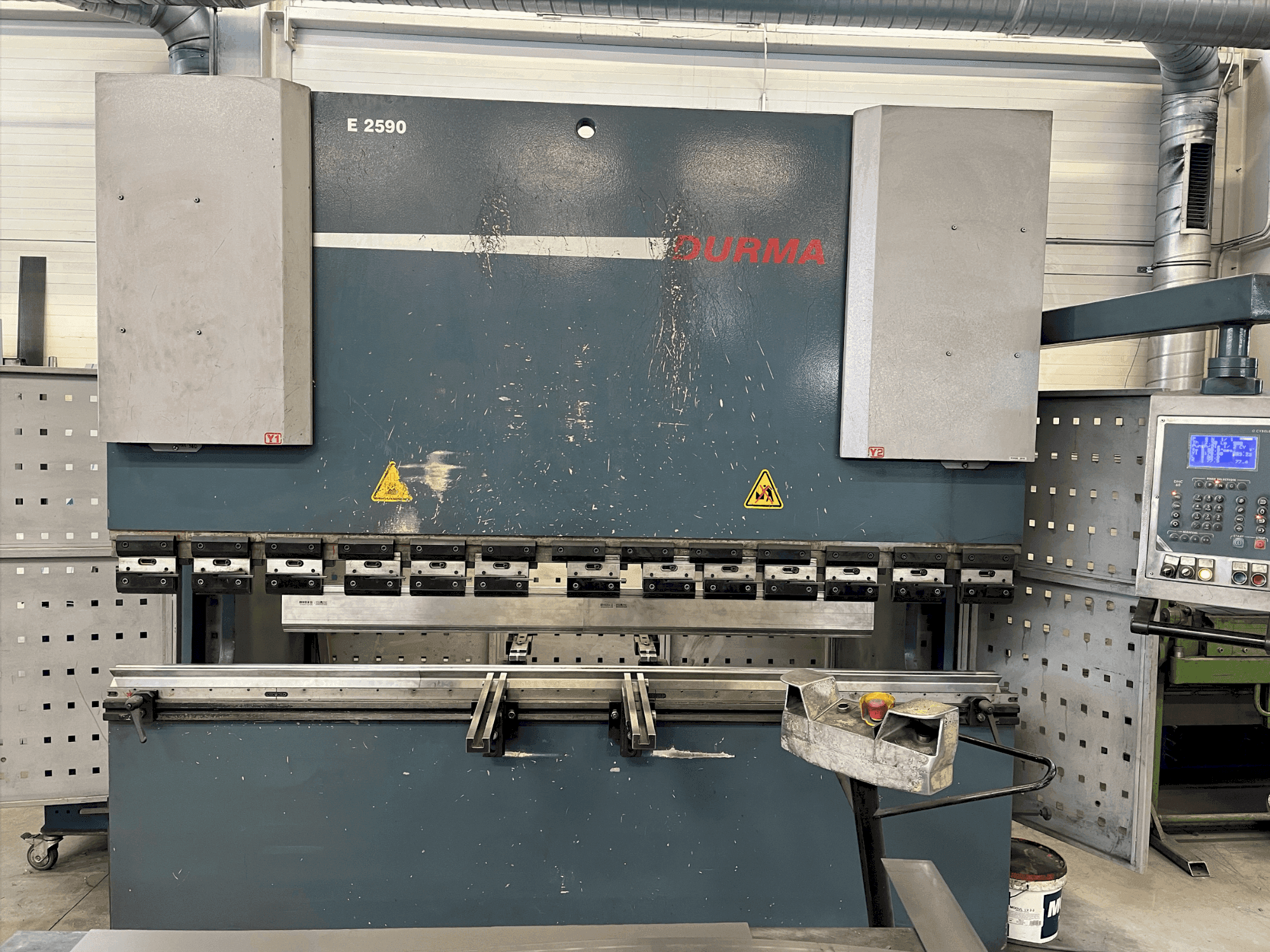 Vooraanzicht van Durma E 2590 machine