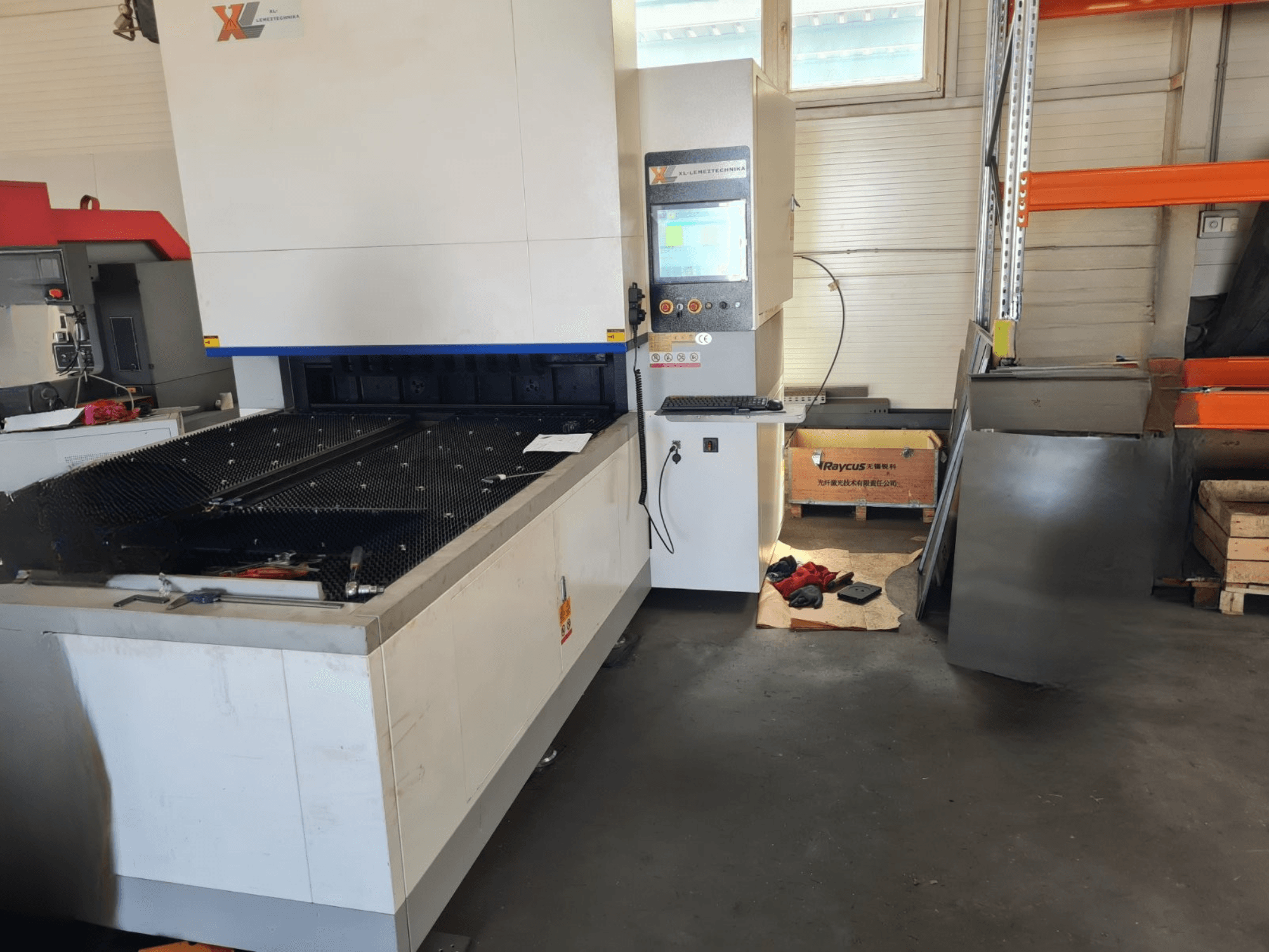 GWEIKE GKS-BC0315 kantpers in een werkplaats, vooraanzicht met het bedieningspaneel en het werkblad, met gereedschap ernaast.