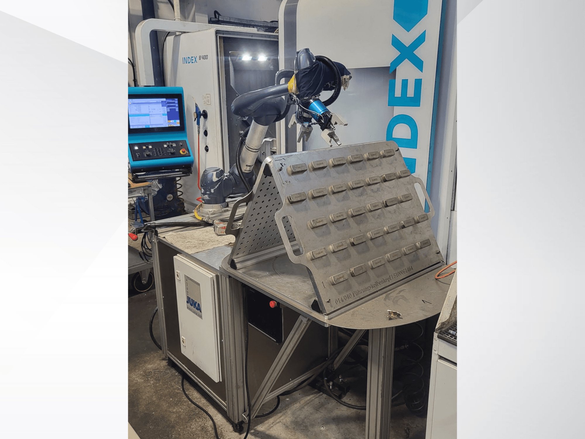 De DOOSAN M1013 collaboratieve robot in vooraanzicht, gepositioneerd bij een werktafel met gereedschaphouder en bedieningspaneel.