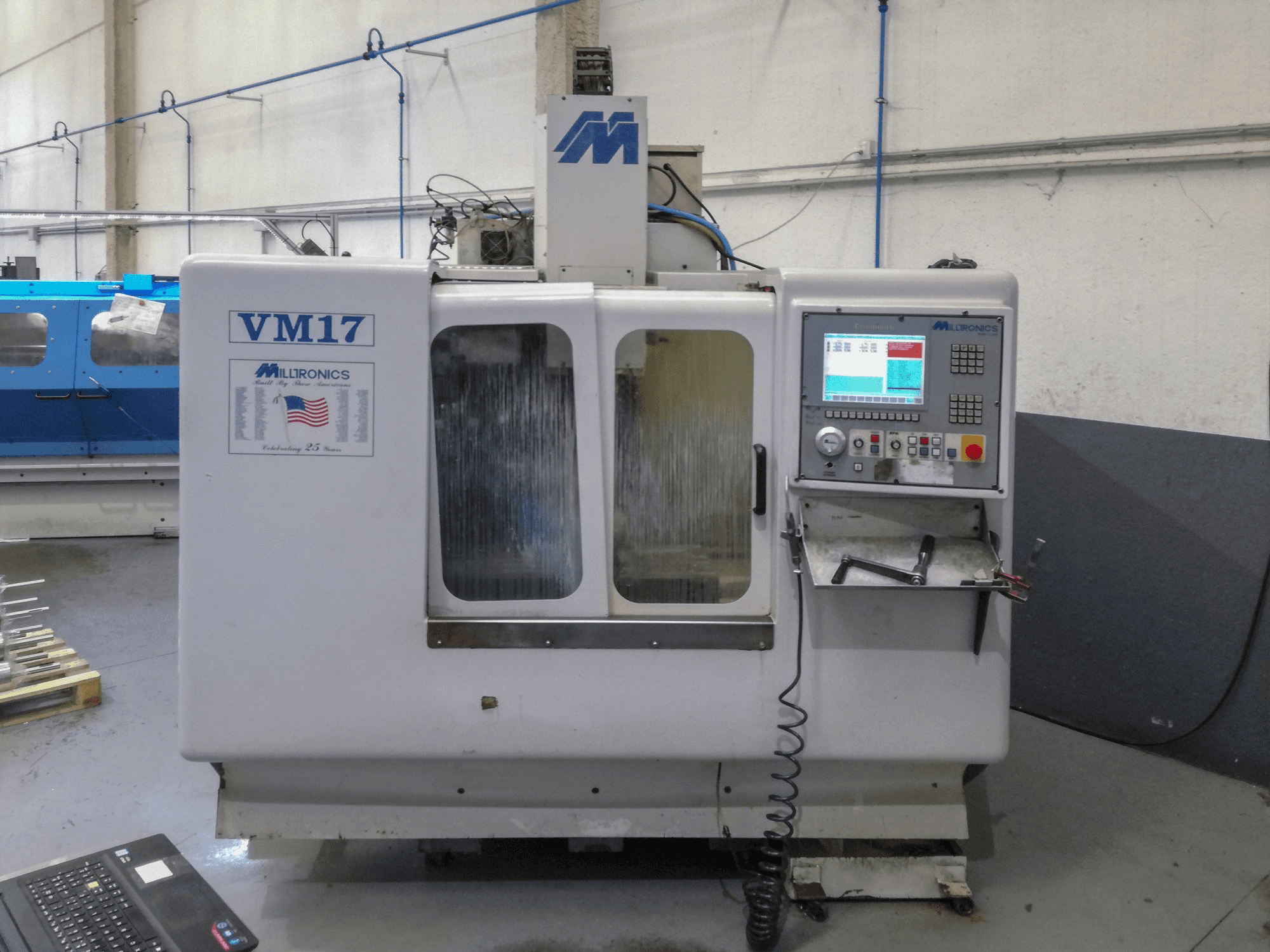 Vooraanzicht van MILLTRONICS VM 17 machine