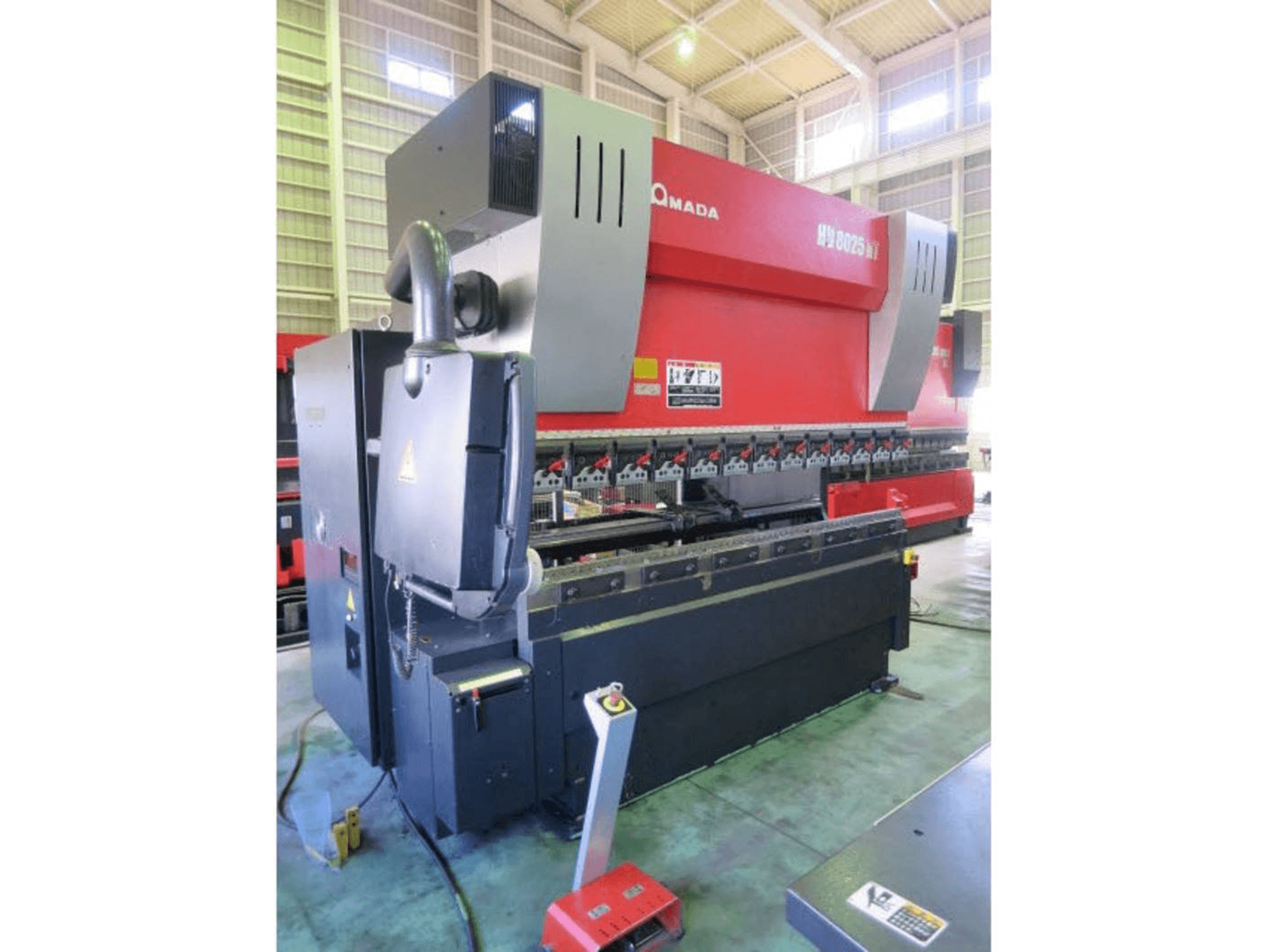 Linkerzijdeaanzicht van AMADA HD 8025NT machine
