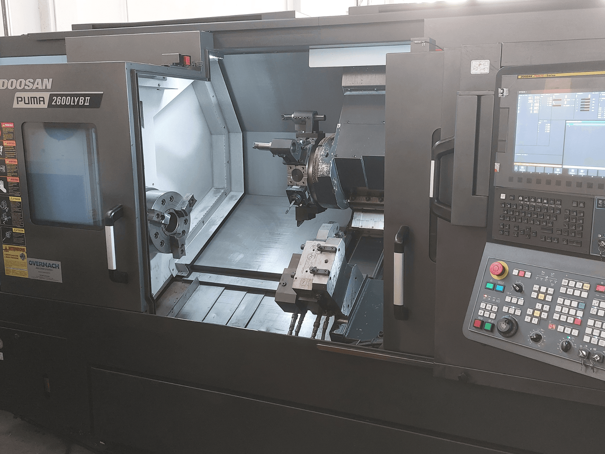 DOOSAN Puma 2600 LYB II horizontale draaimachine in vooraanzicht, met interieur met klauwplaat, gereedschaphouder en bedieningspaneel.