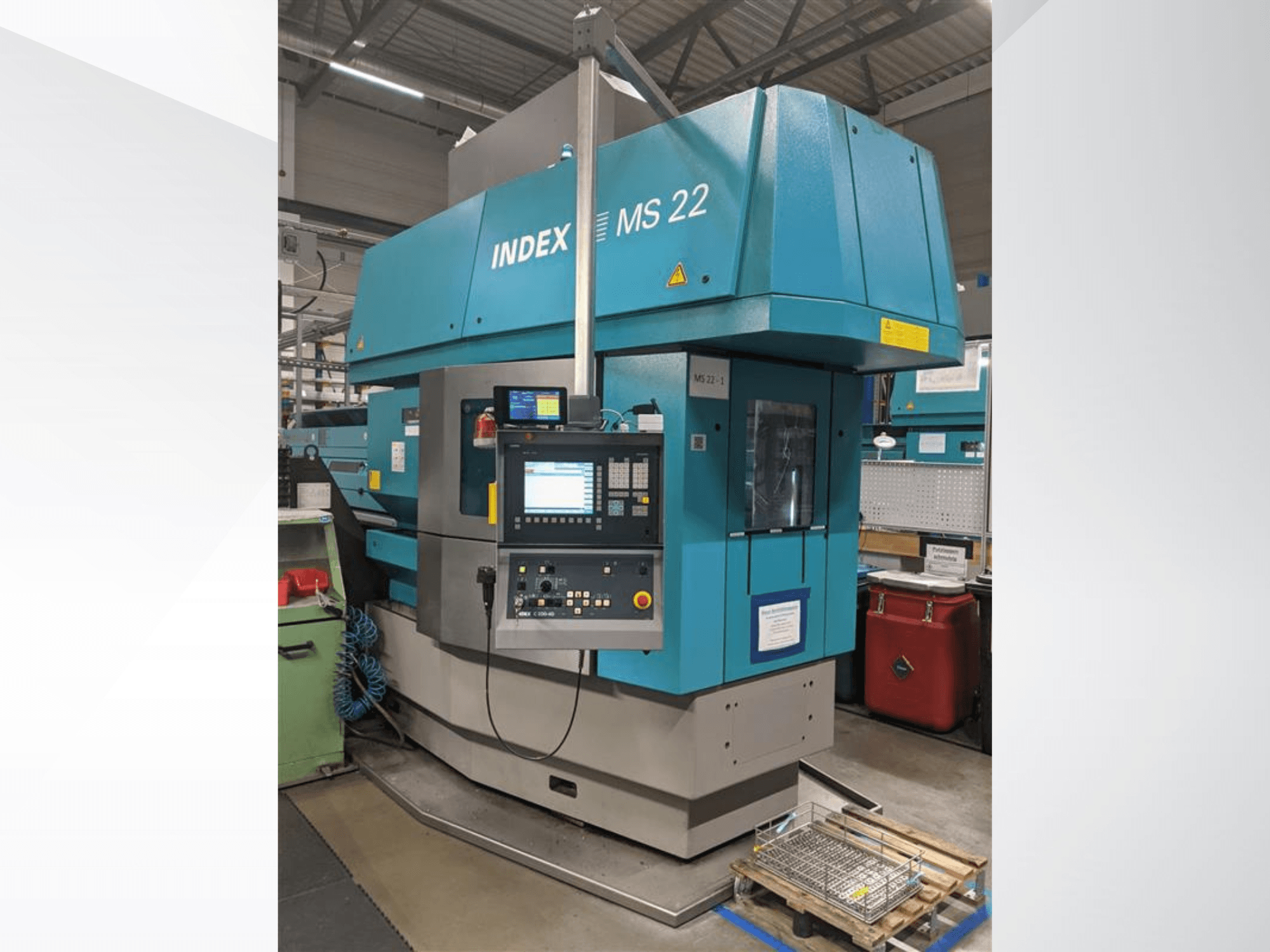 Index MS 22-draaibank met meerdere spindels in een fabrieksomgeving, vooraanzicht met bedieningspaneel en blauwe behuizing.