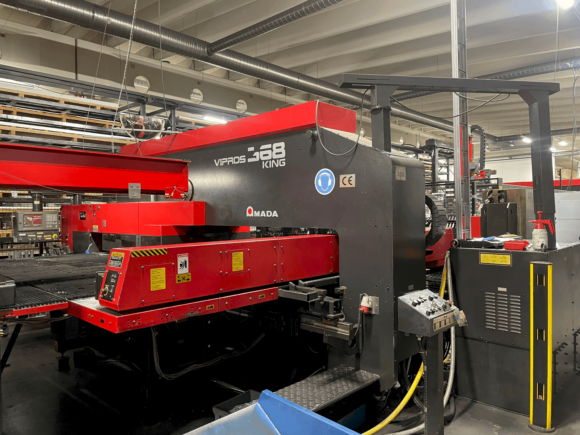 Vooraanzicht van AMADA Vipros King 368 machine