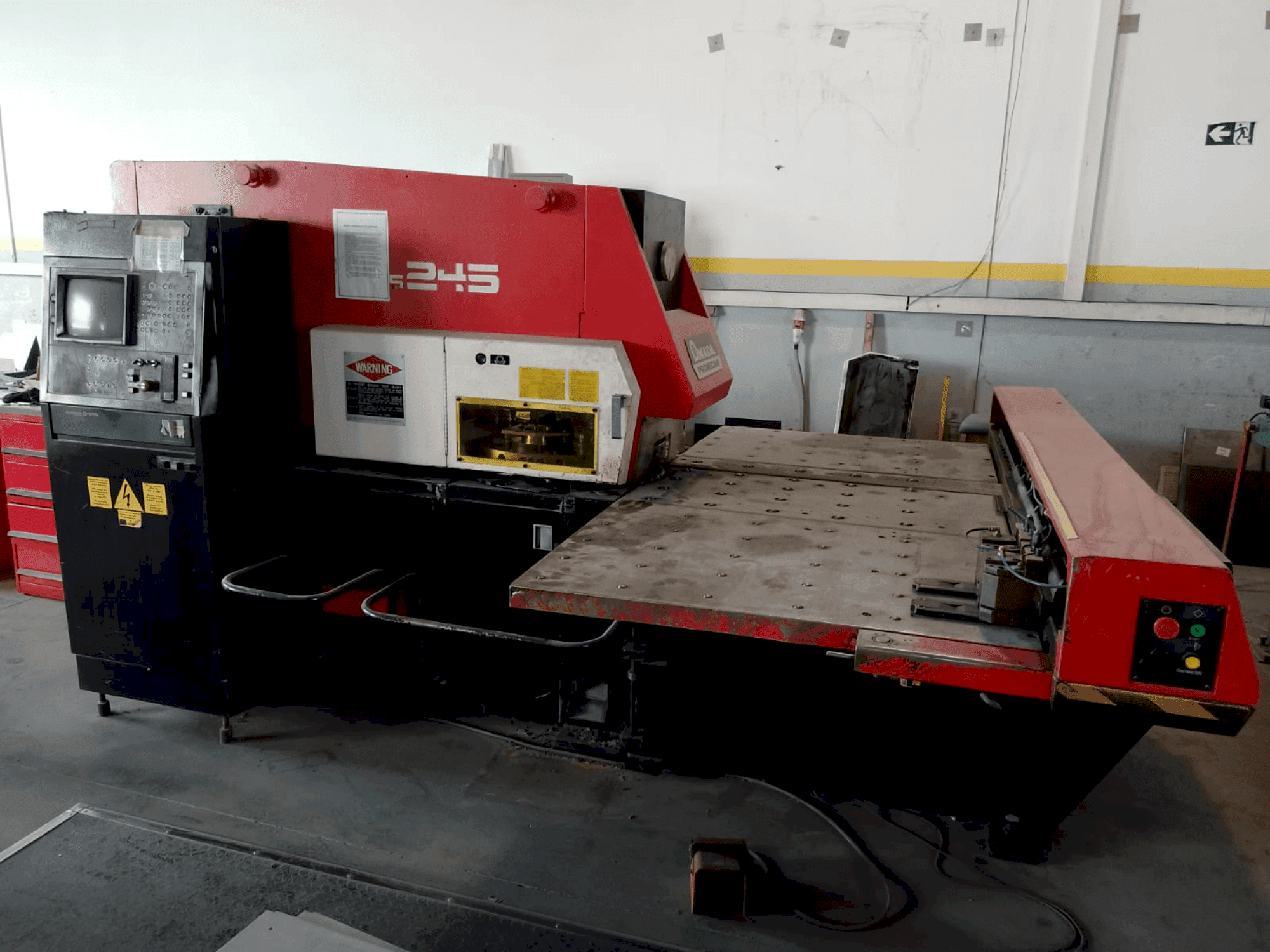Vooraanzicht van AMADA aries 245 machine