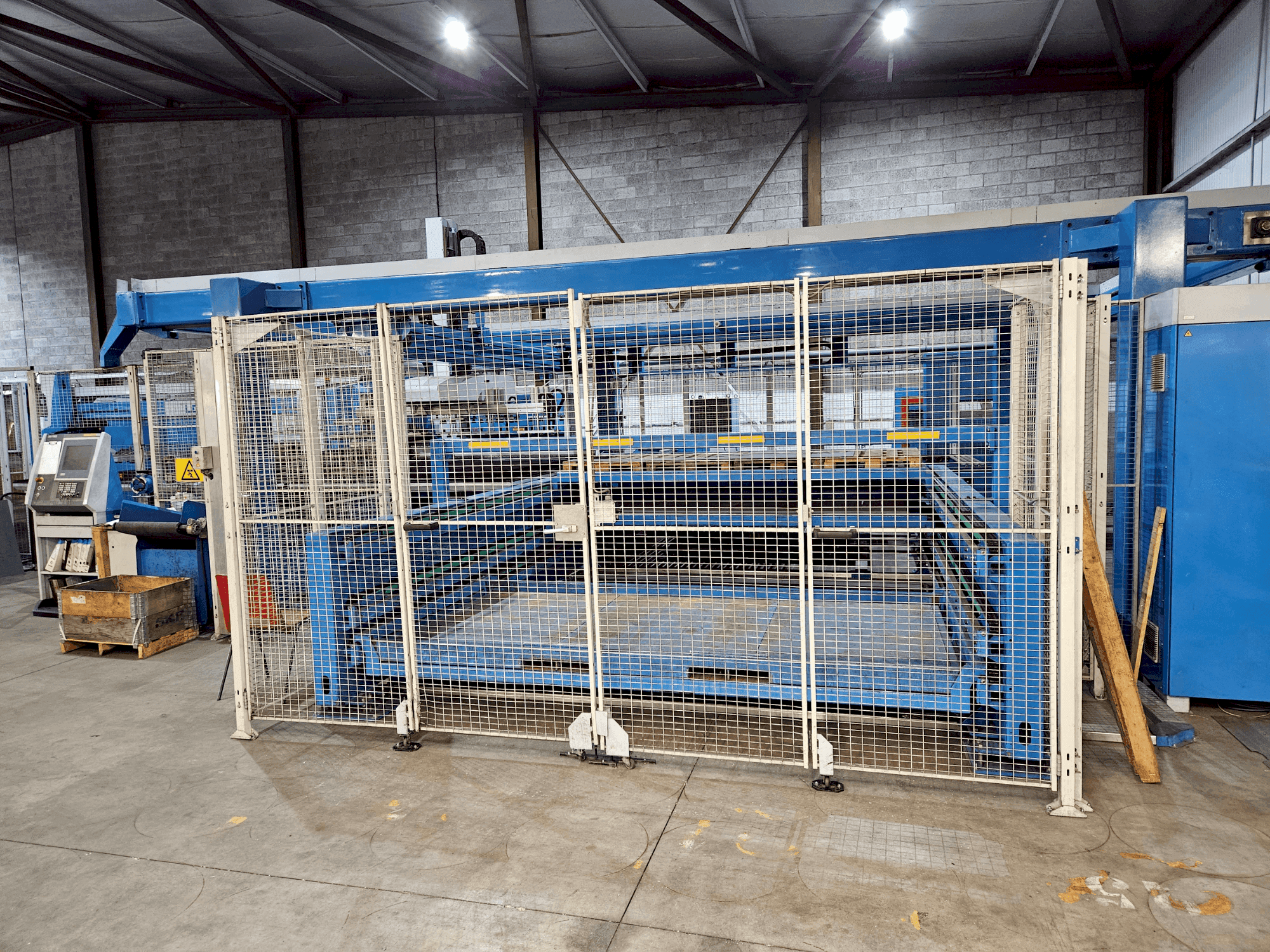 Vooraanzicht van Finn-Power LSR6/LC6 machine