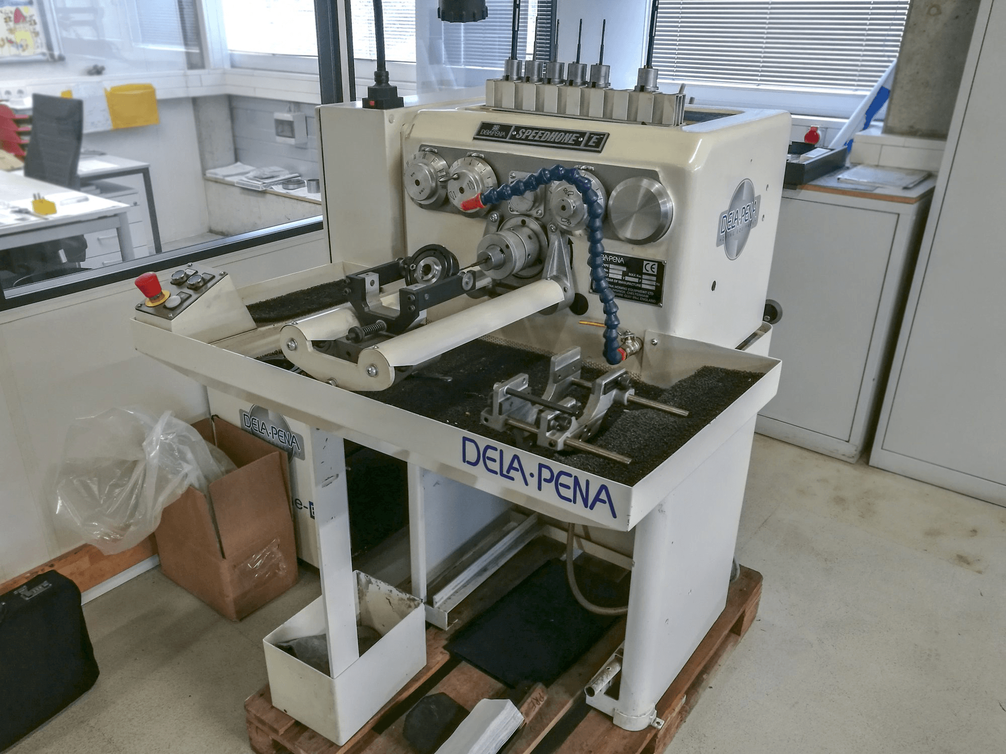 Recht aanzicht van DELAPENA Speedhone EM machine
