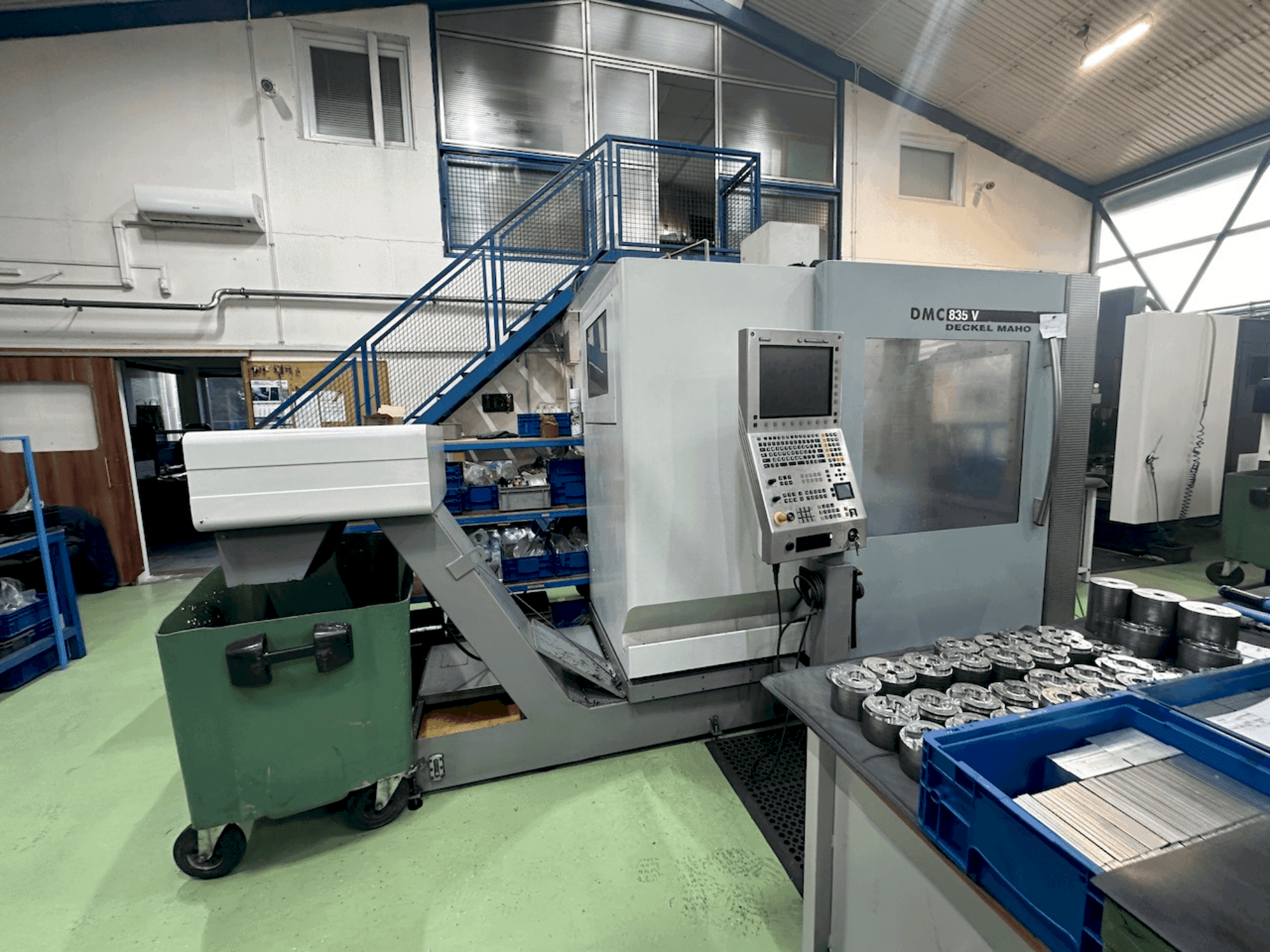 Vooraanzicht van DECKEL MAHO DMC 835 V machine