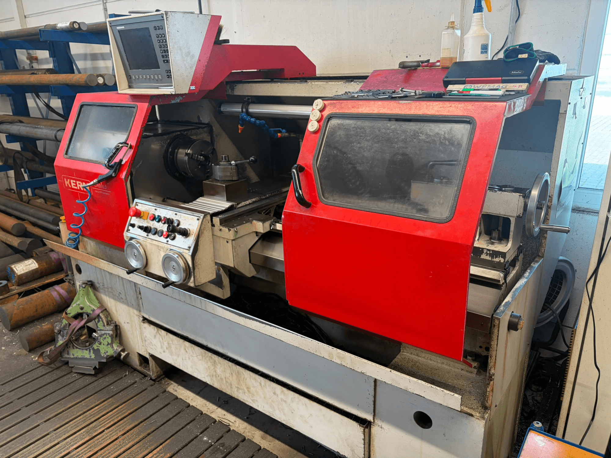 Horizontale draaimachine KERN Status, vooraanzicht, met rode behuizing, bedieningspaneel en zichtbare spil; geschikt voor metaalbewerking.