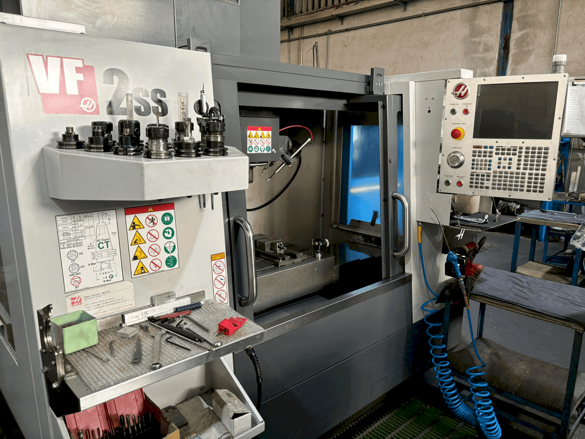 Vooraanzicht van HAAS VF-2SS machine