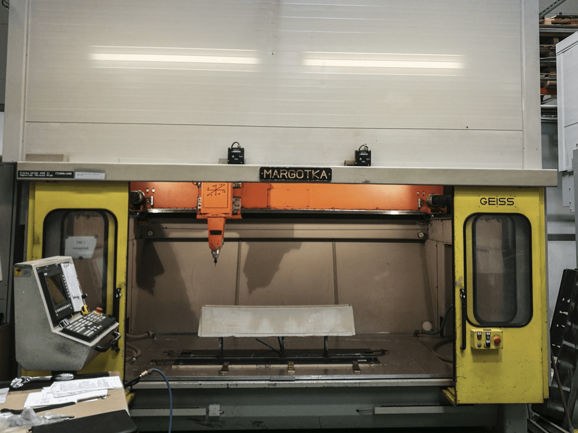 Vooraanzicht van GEISS FZ 2000x1000 machine