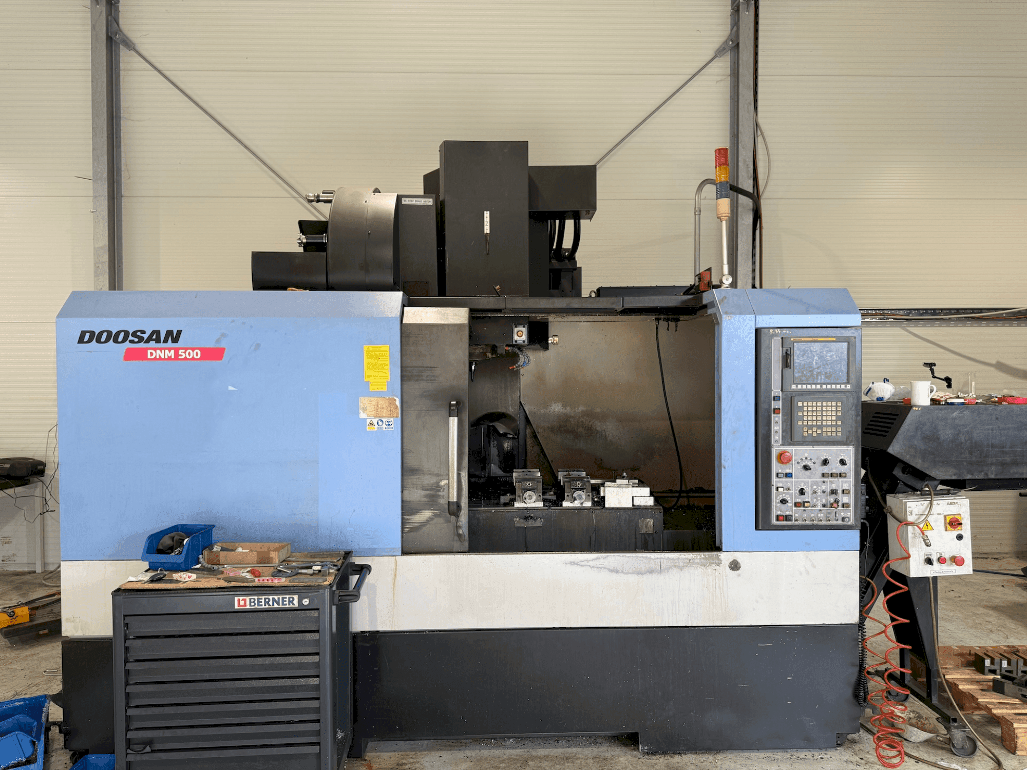 Vooraanzicht van DOOSAN DNM 500 machine