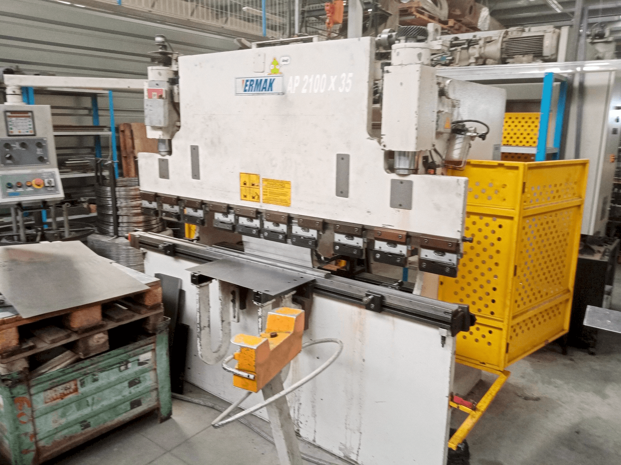 Vooraanzicht van ERMAKSAN AP 2100-35 machine