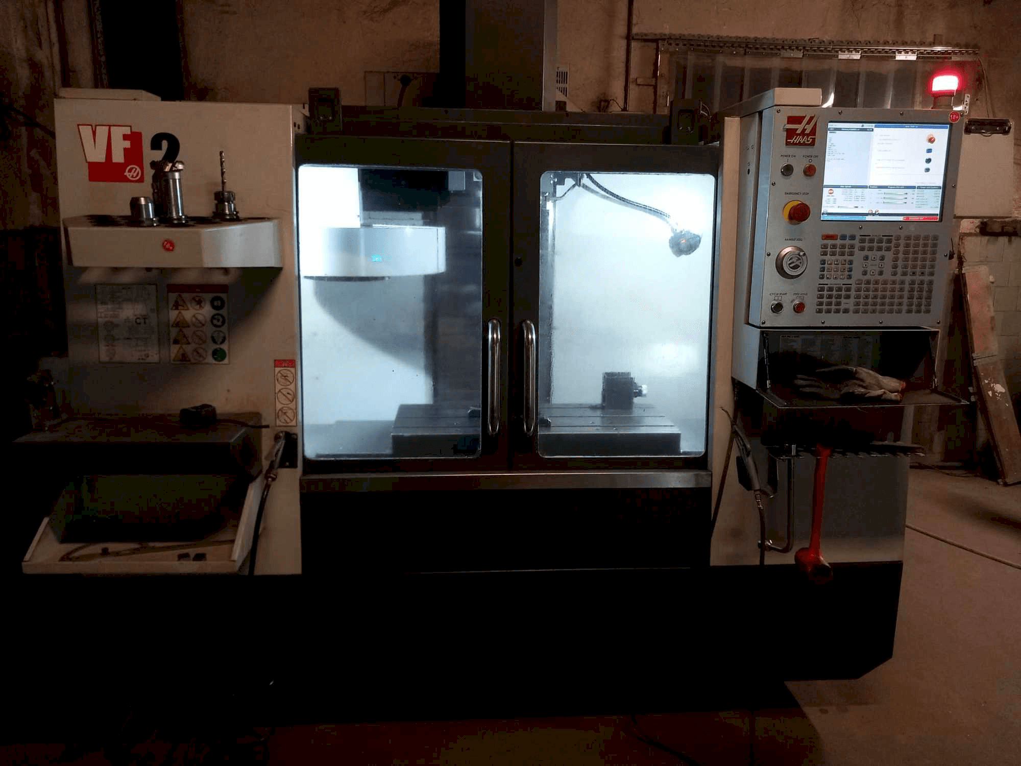 Vooraanzicht van HAAS VF2 machine