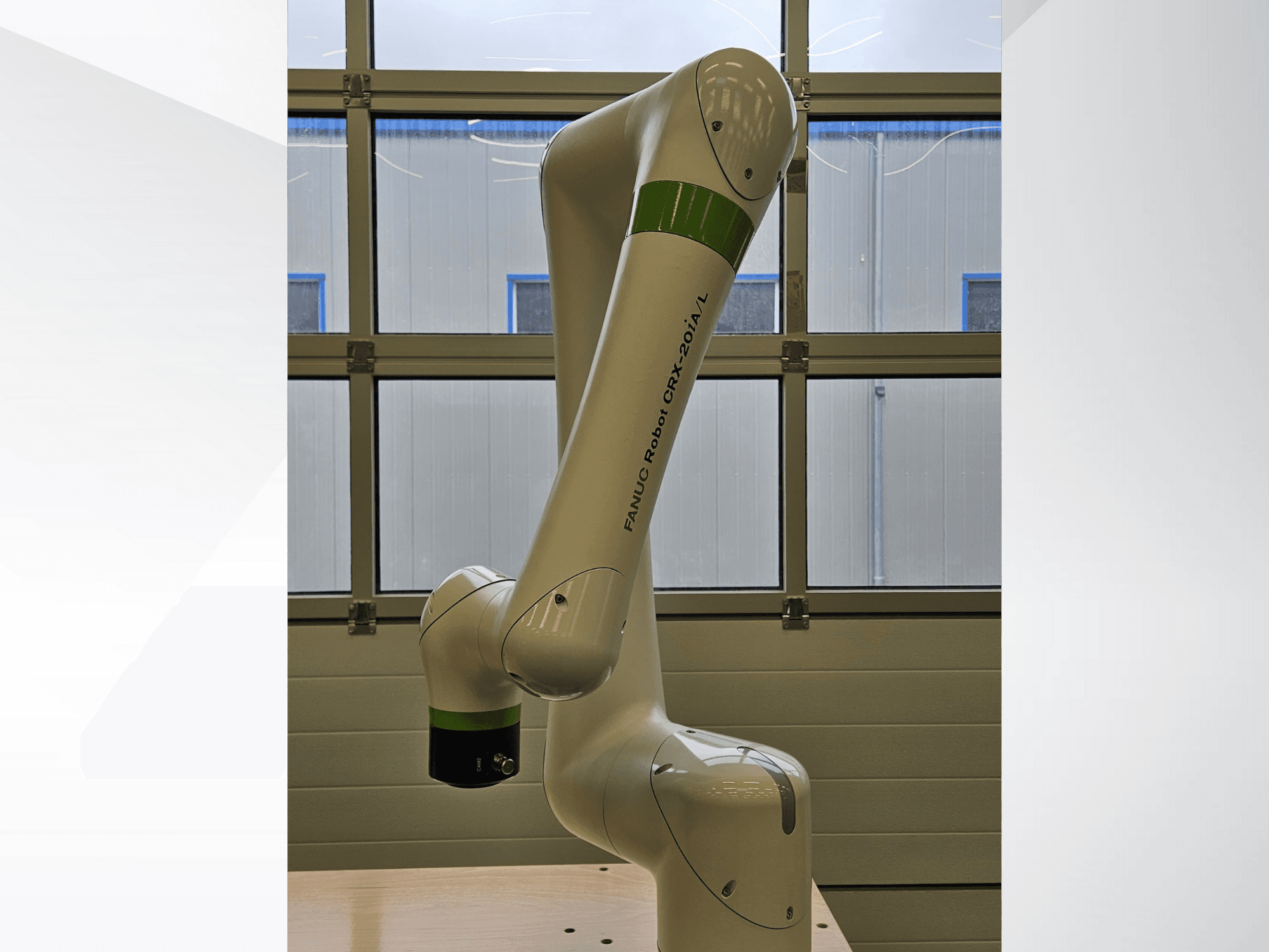 FRANKA ROBOT CRX-20A/L, zijaanzicht, met zijn scharnierende arm en groen-zwarte grijpeffector.