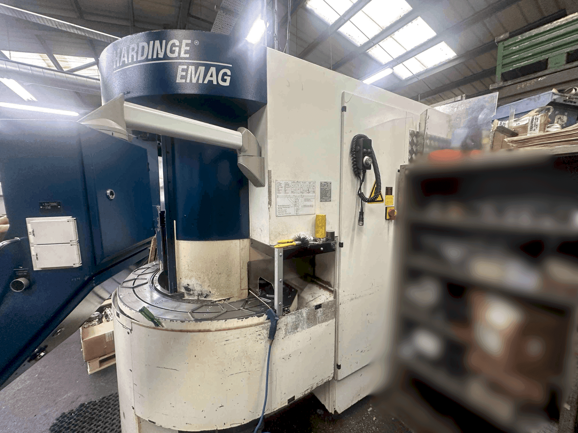Vooraanzicht van Hardinge Emag VL-3 machine
