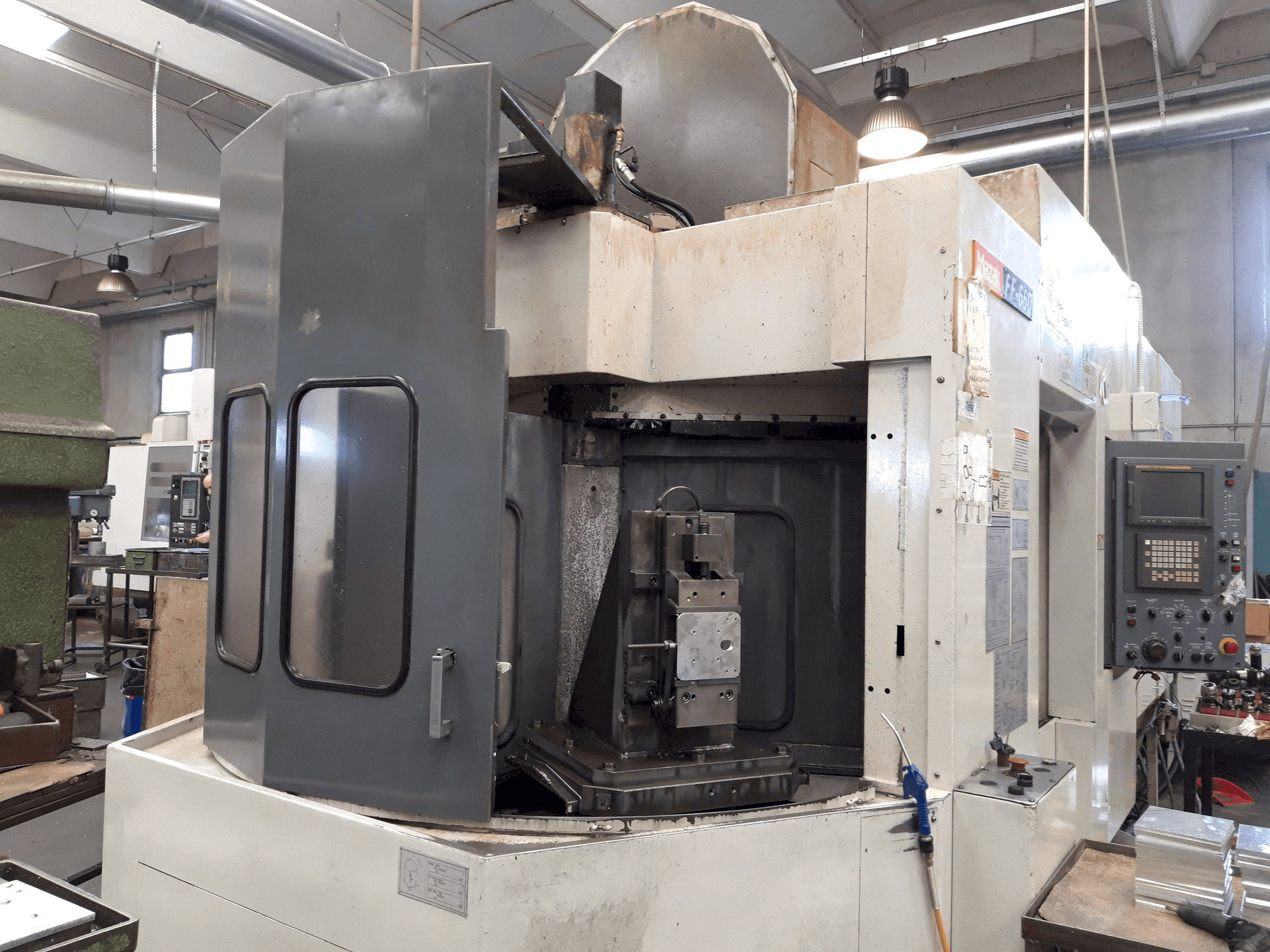 Vooraanzicht van Mazak FF-660 machine