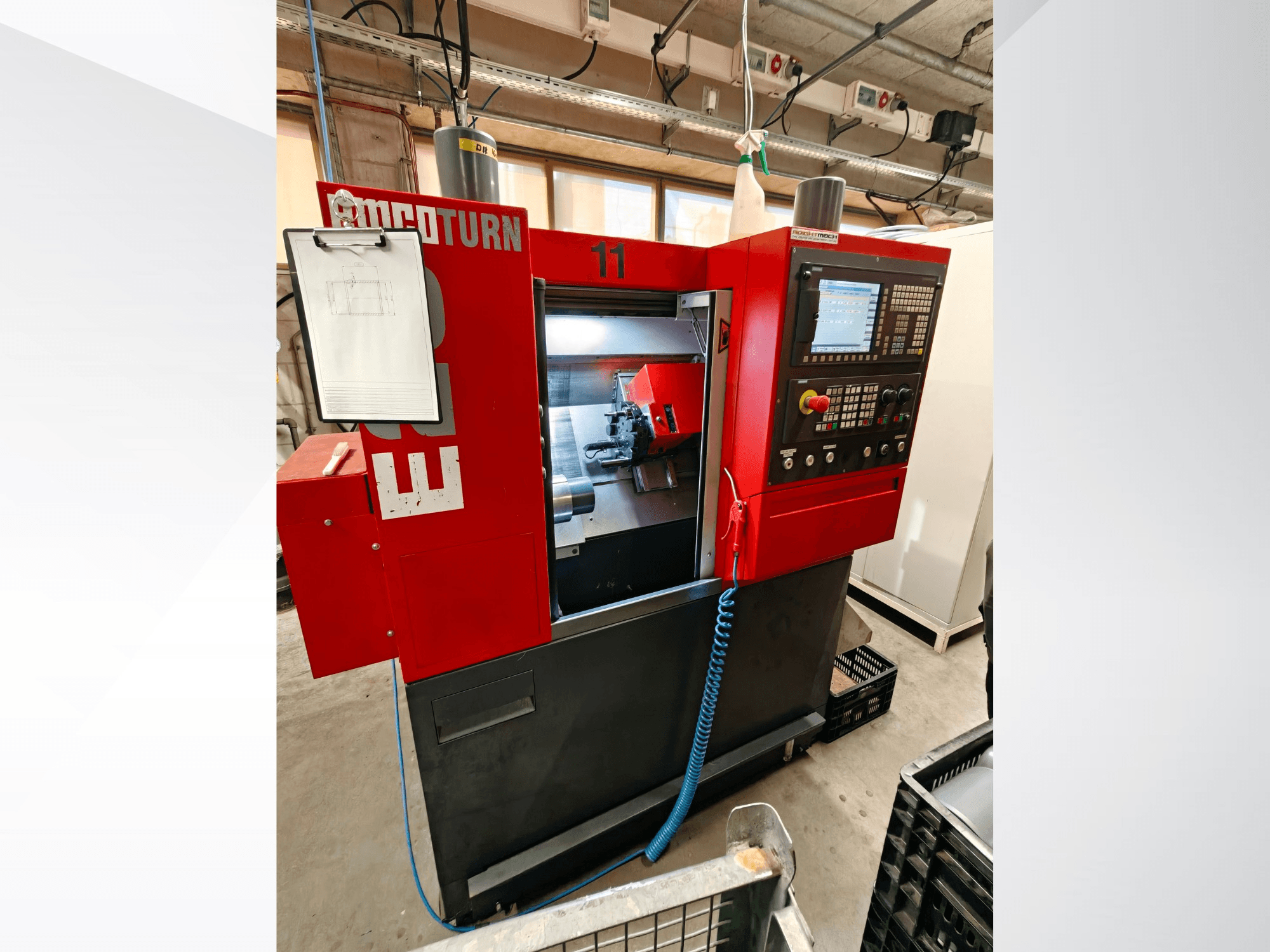Rode EMCO TURN E25 horizontale draaimachine, vooraanzicht, met bedieningspaneel en spindelgedeelte in een werkplaats.