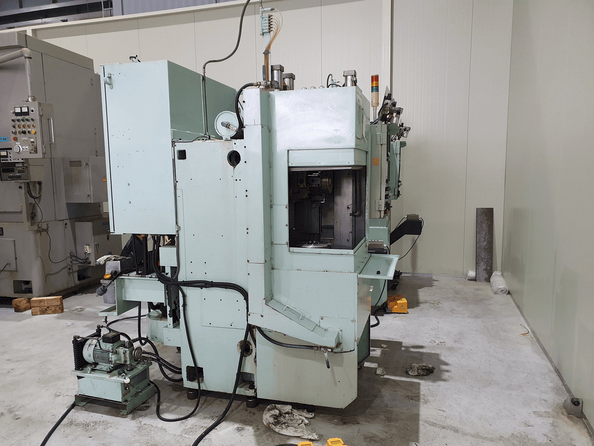 Vooraanzicht van KANZAKI MV5T machine