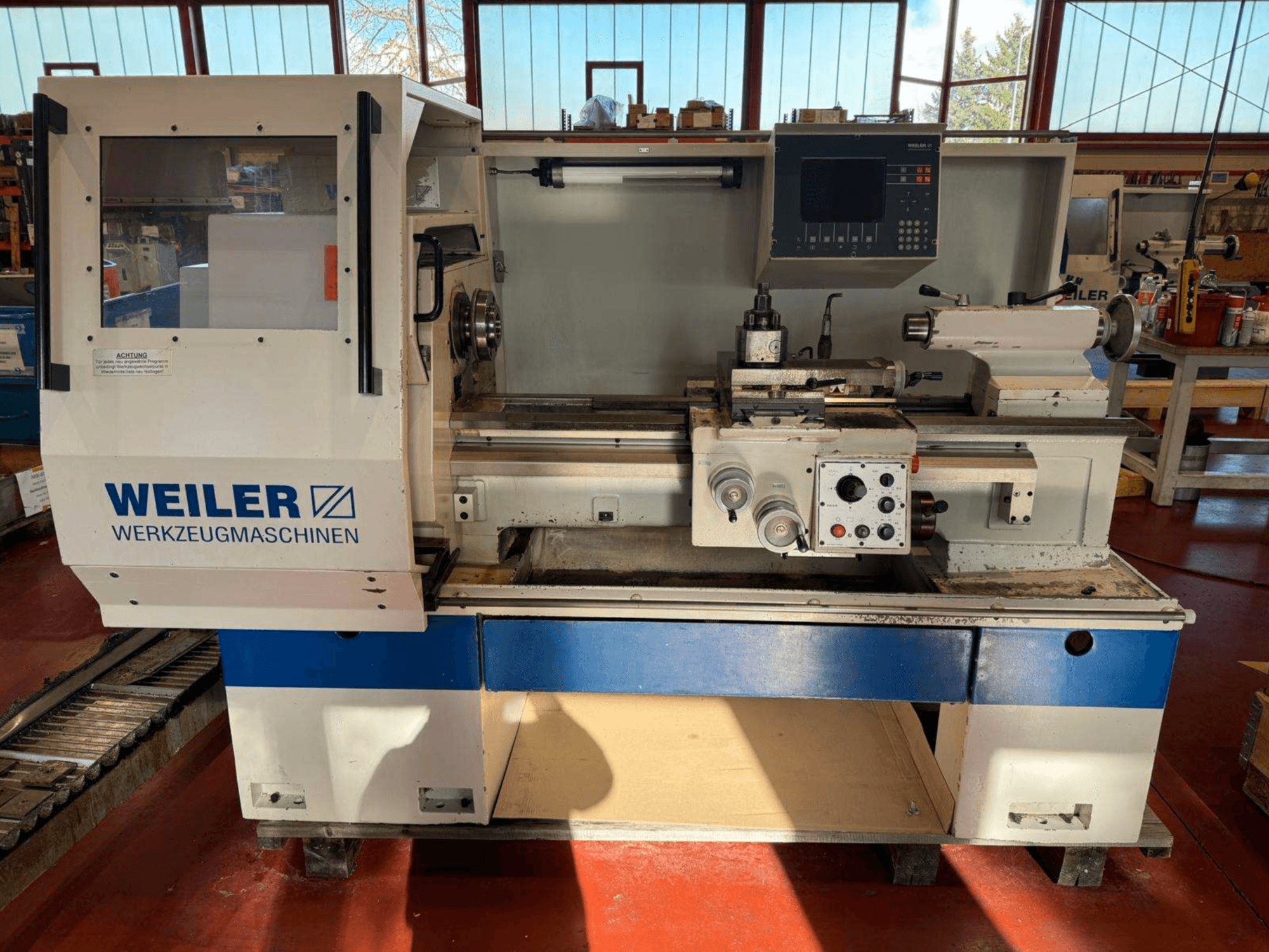 Weiler E35 horizontale draaimachine in vooraanzicht, met bedieningspaneel en draaibankonderdelen.