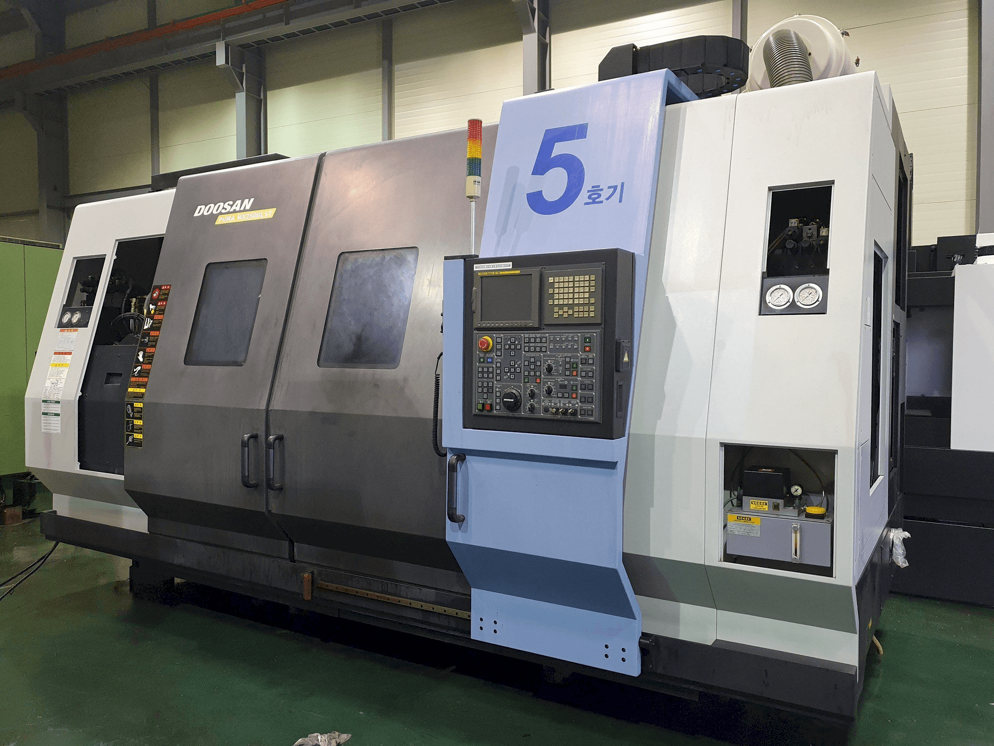 Vooraanzicht van Doosan Puma MX2500LST machine