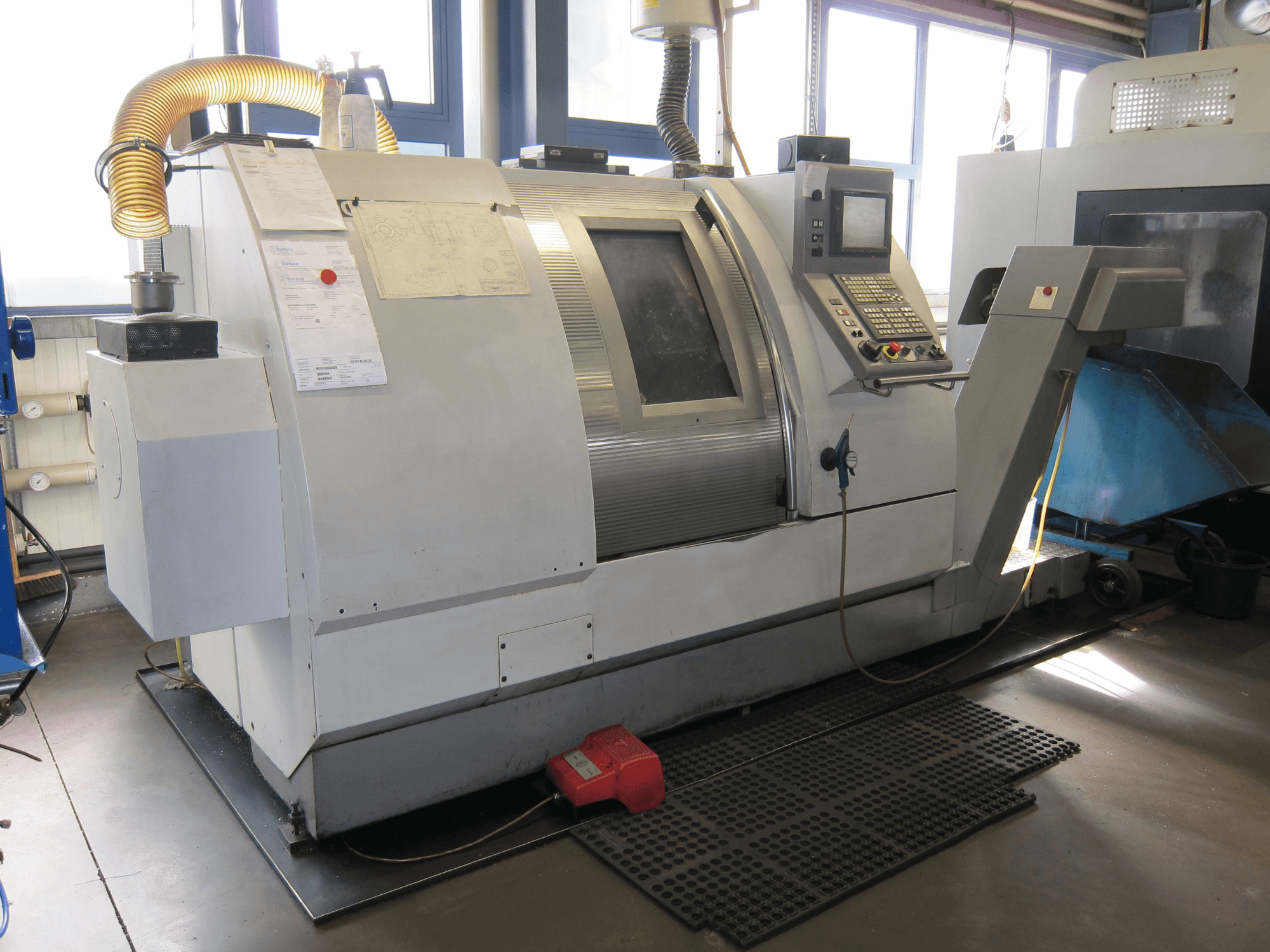 Gildemeister CTX 400 Serie 2 horizontale draaimachine, zijaanzicht, met het bedieningspaneel en de bedieningsfuncties.