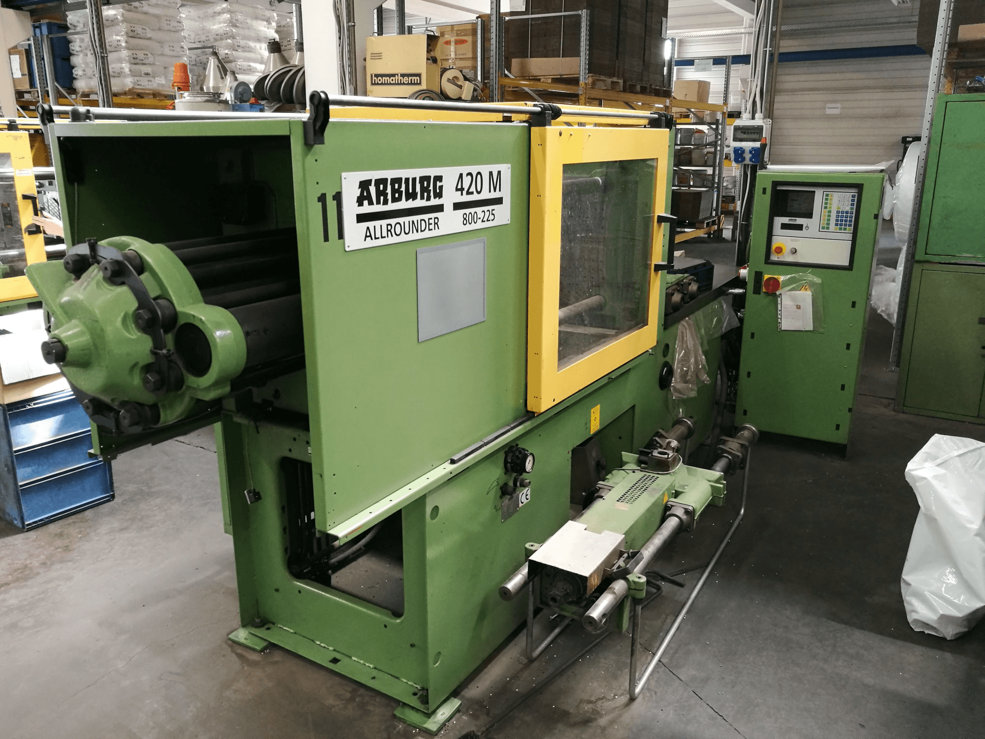 Links zicht van Arburg 420M 800-225 machine