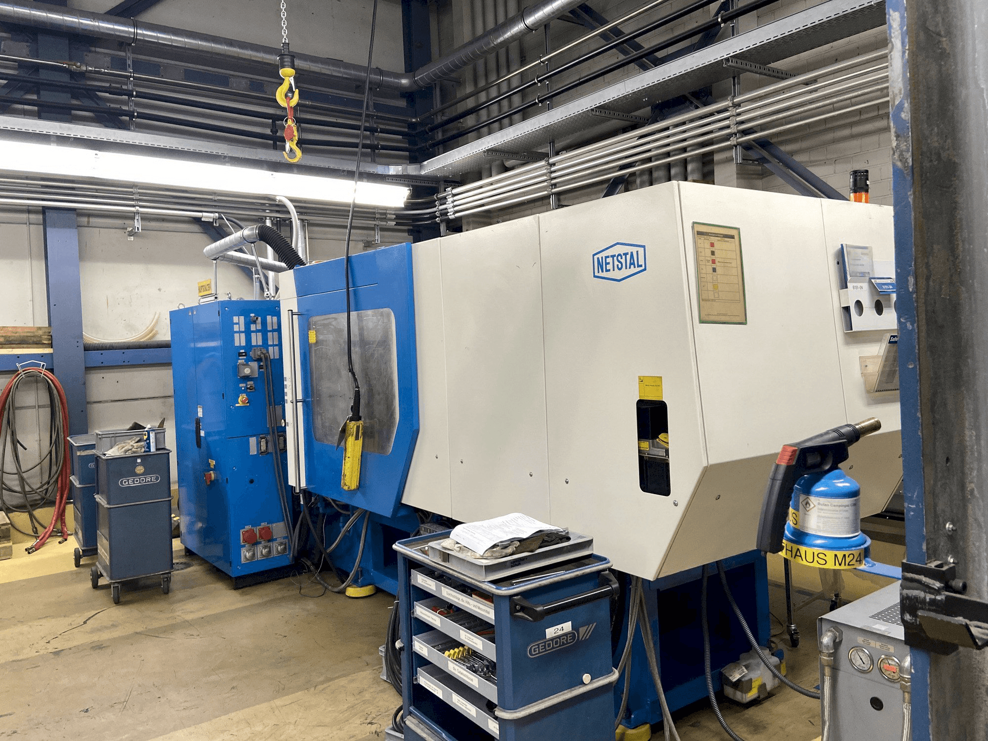 Vooraanzicht van Netstal Synergy 1500K/460 machine