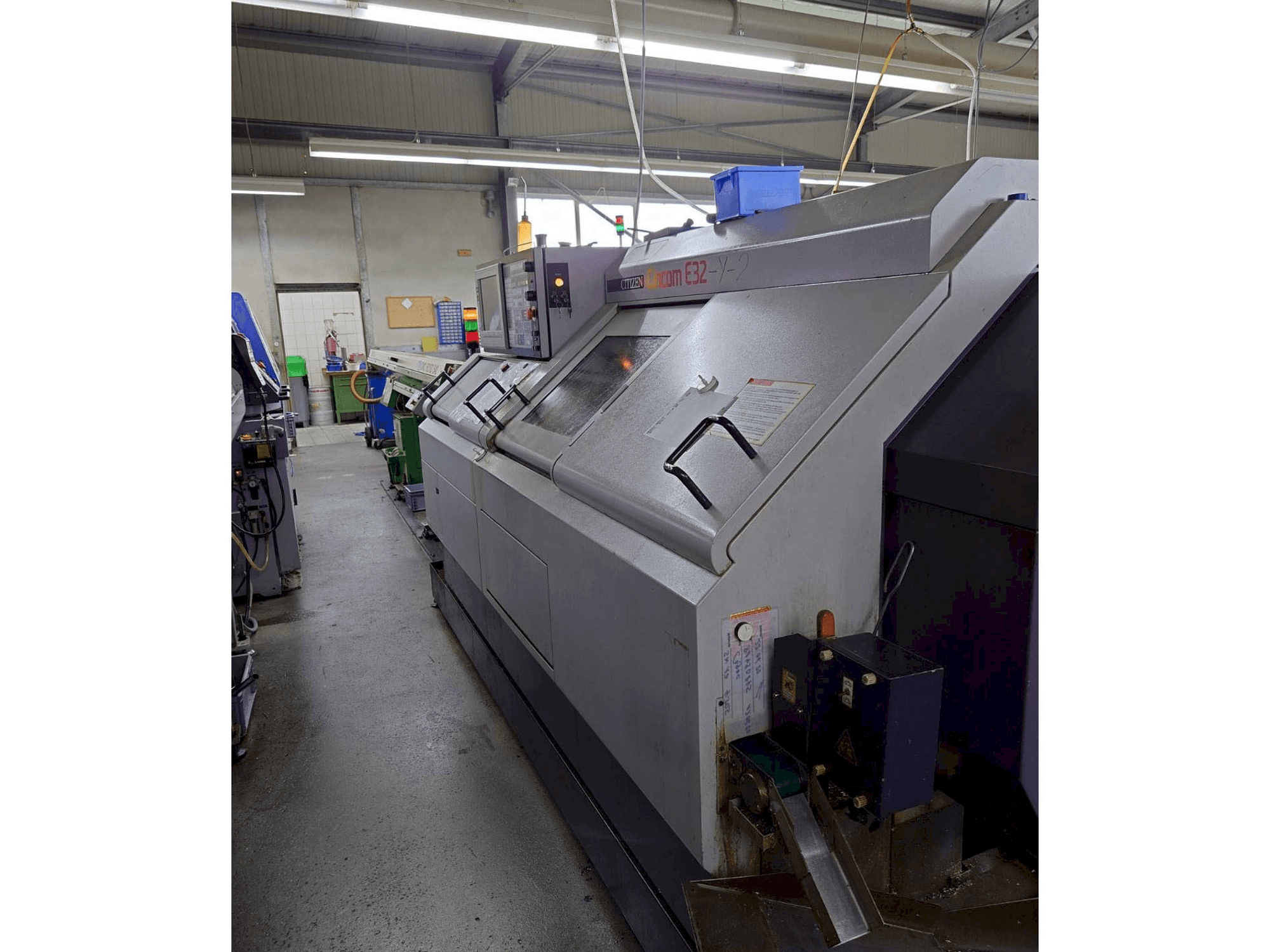 Rechts zijaanzicht van Citizen E32-Y-2 machine