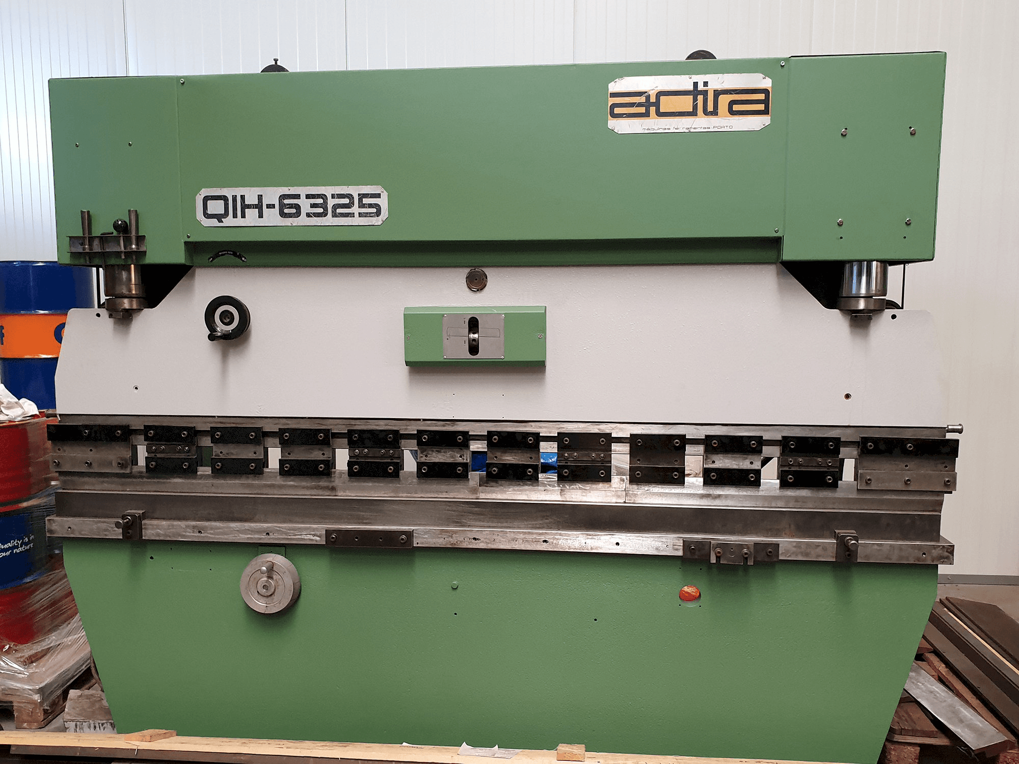 Vooraanzicht van ADIRA QIH 6325 machine