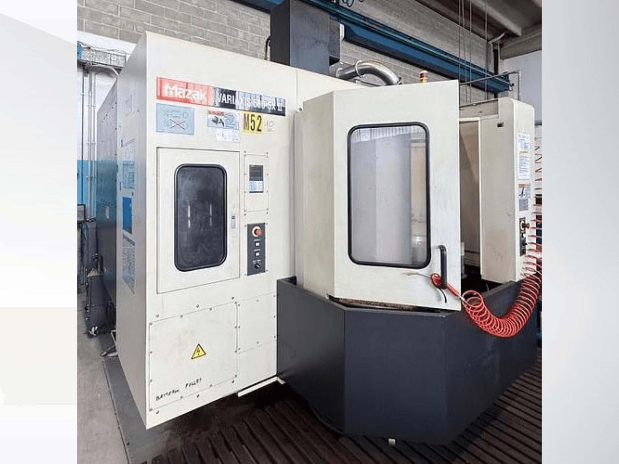 Mazak VARIAXIS500-5XII verticaal bewerkingscentrum, vooraanzicht; voorzien van een bedieningspaneel en een kijkvenster.