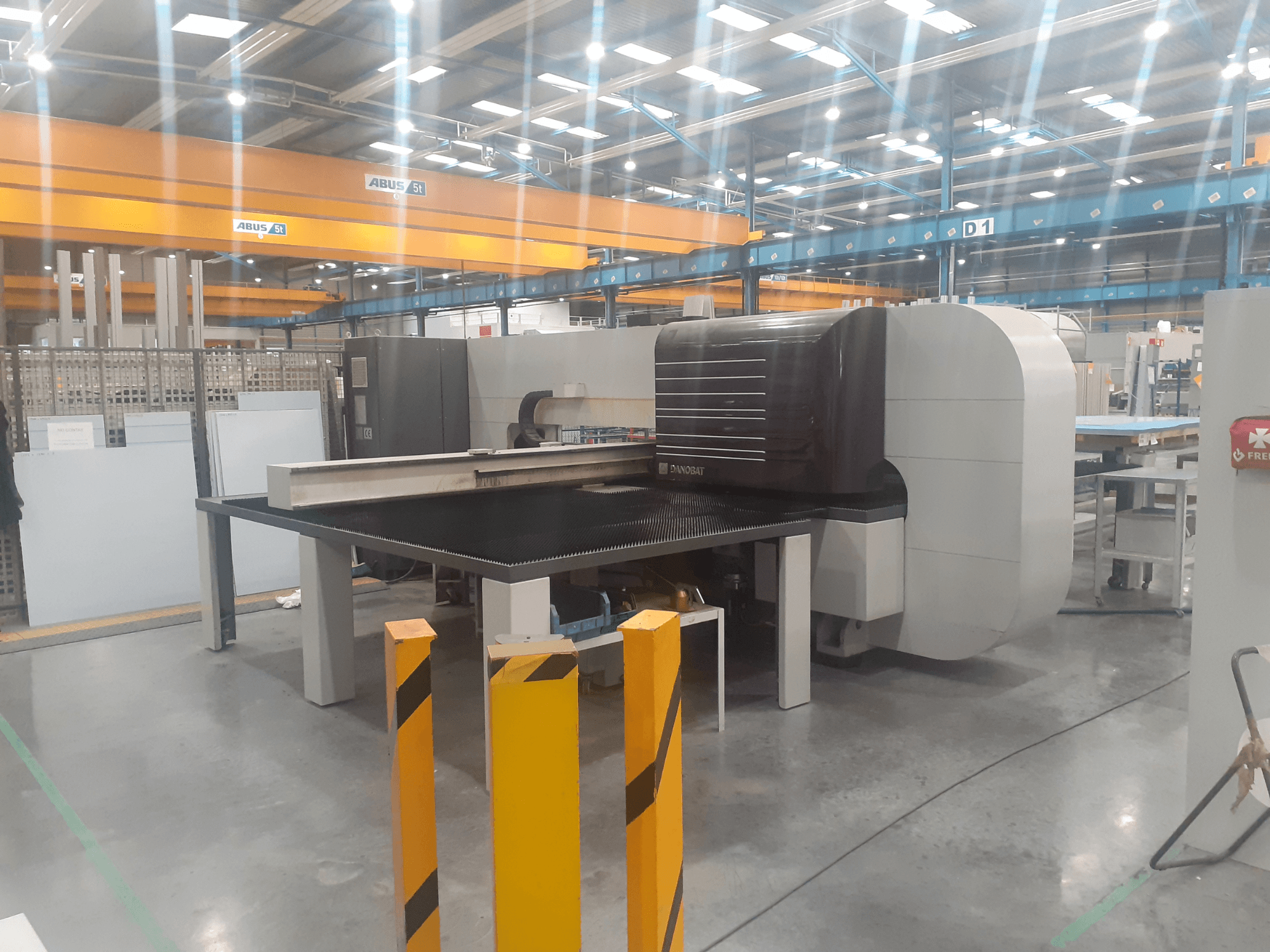 Rondslijpmachine DANOBAT CHROMA 30 in werkplaats, zijaanzicht met grote tafel en veiligheidshekken op de voorgrond.