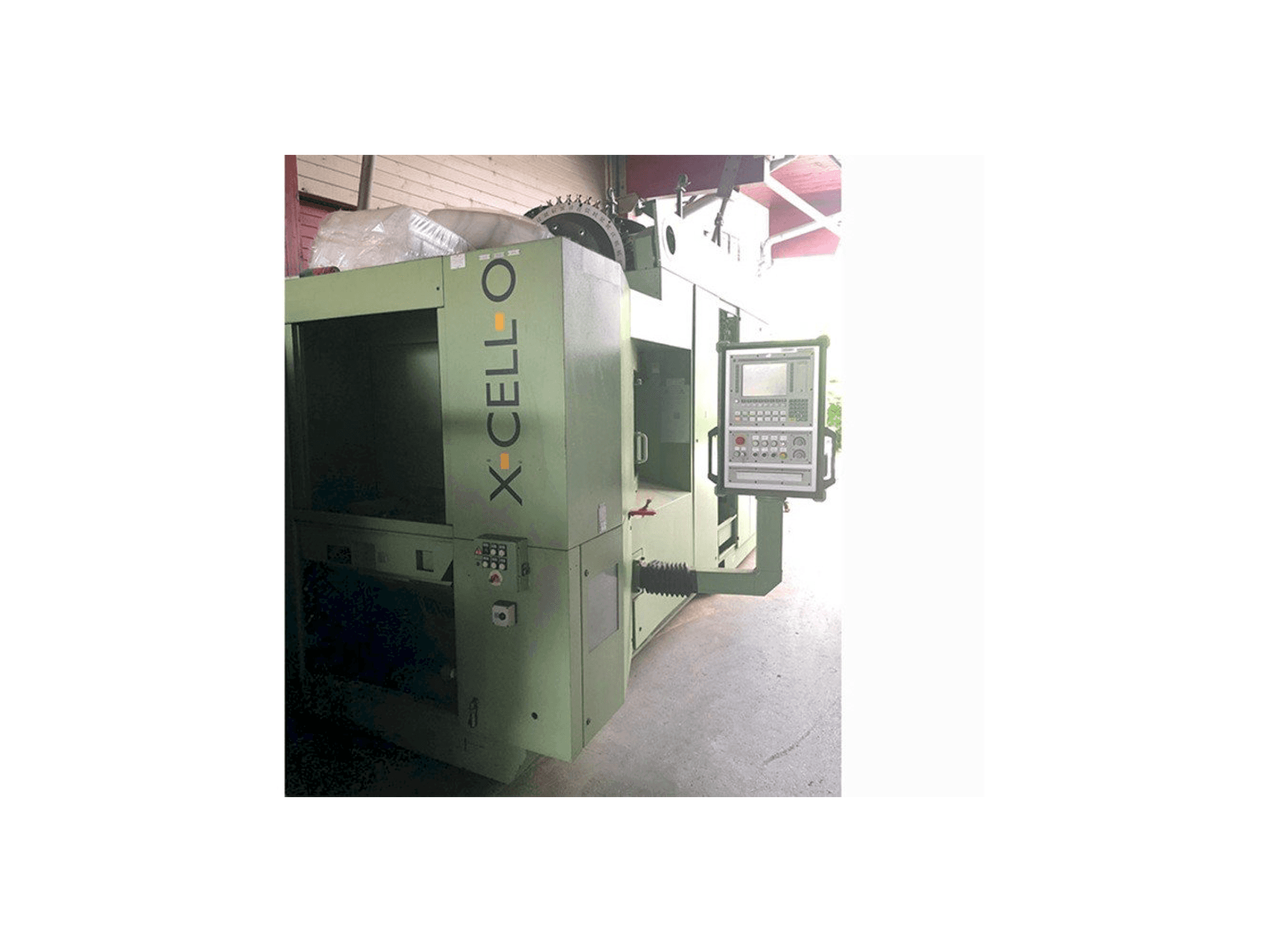 Vooraanzicht van Ex-cell-o XHC 241 M/3 machine