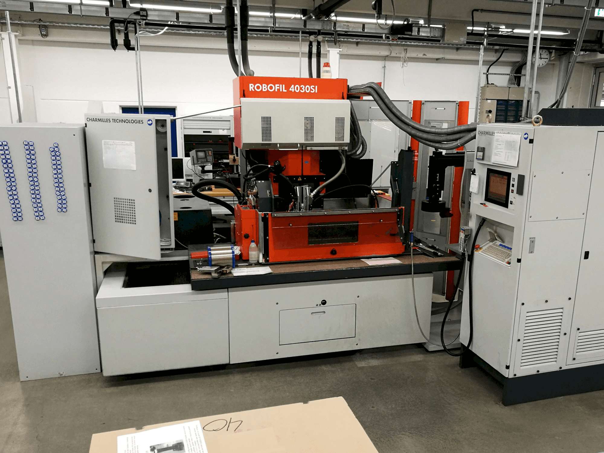 Vooraanzicht van CHARMILLES ROBOFIL 4030SI machine