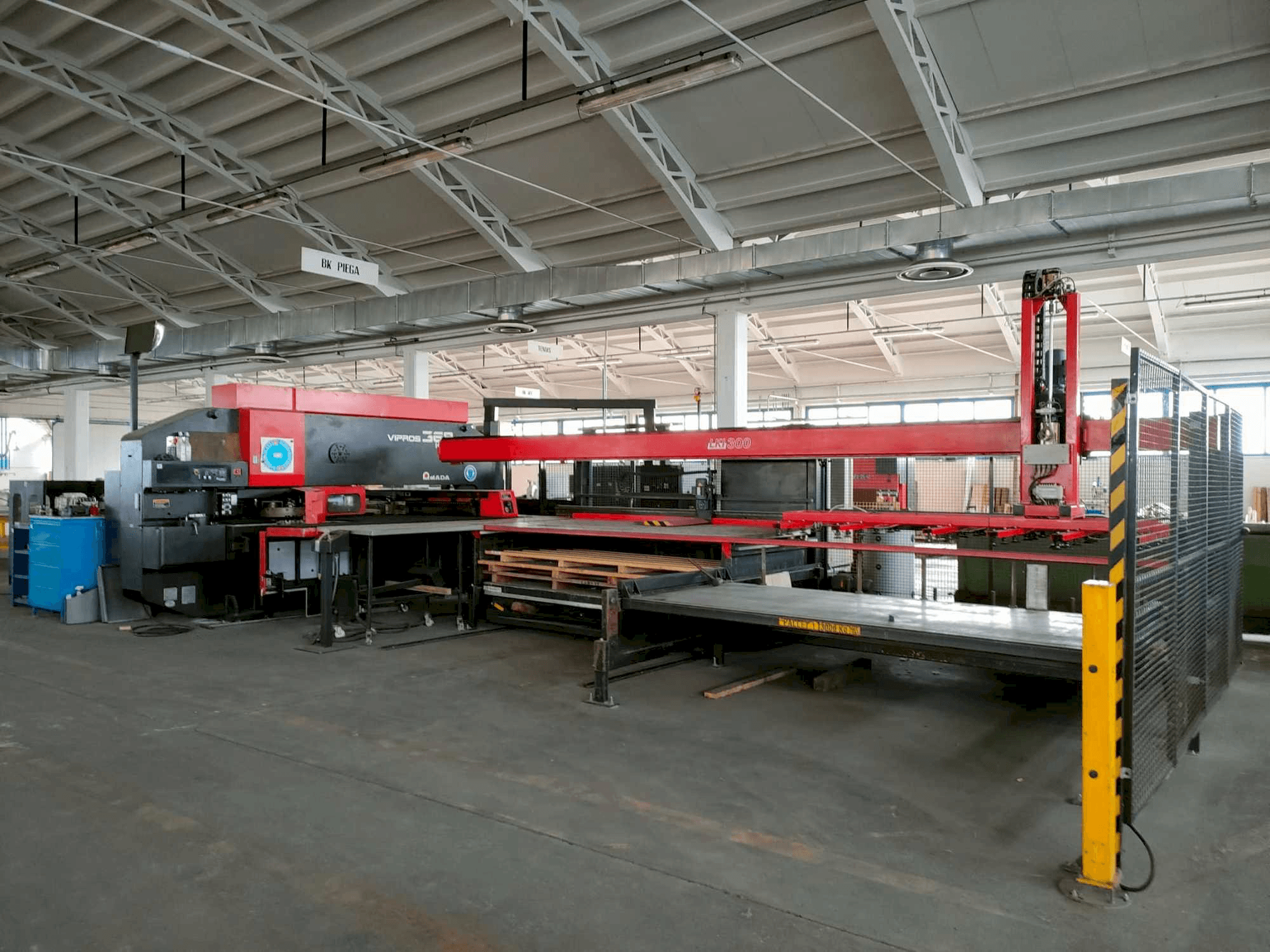 Vooraanzicht van AMADA VIPROS 368 KING machine